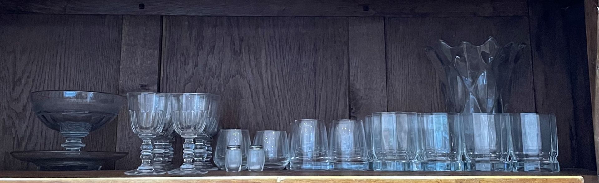 Null 一批玻璃器皿，包括一个陈列架上的酒杯，一个花瓶，8个水杯，12个不匹配的小杯子，两个盐瓶和8个有柄杯。

(在该州)