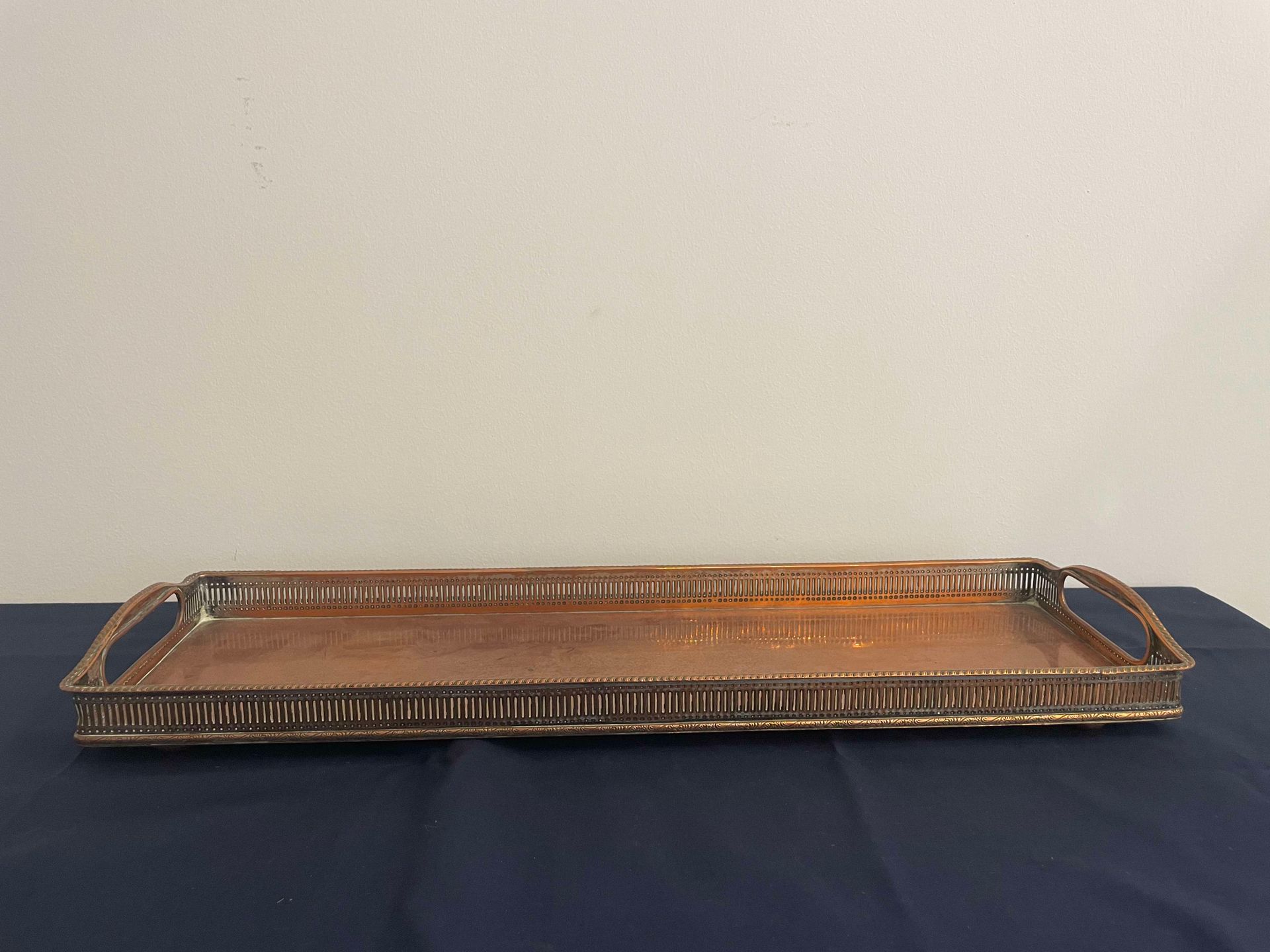 Null Rechteckiges Tablett mit Henkeln aus Kupfer.

5,5 x 53 x 16,5 cm