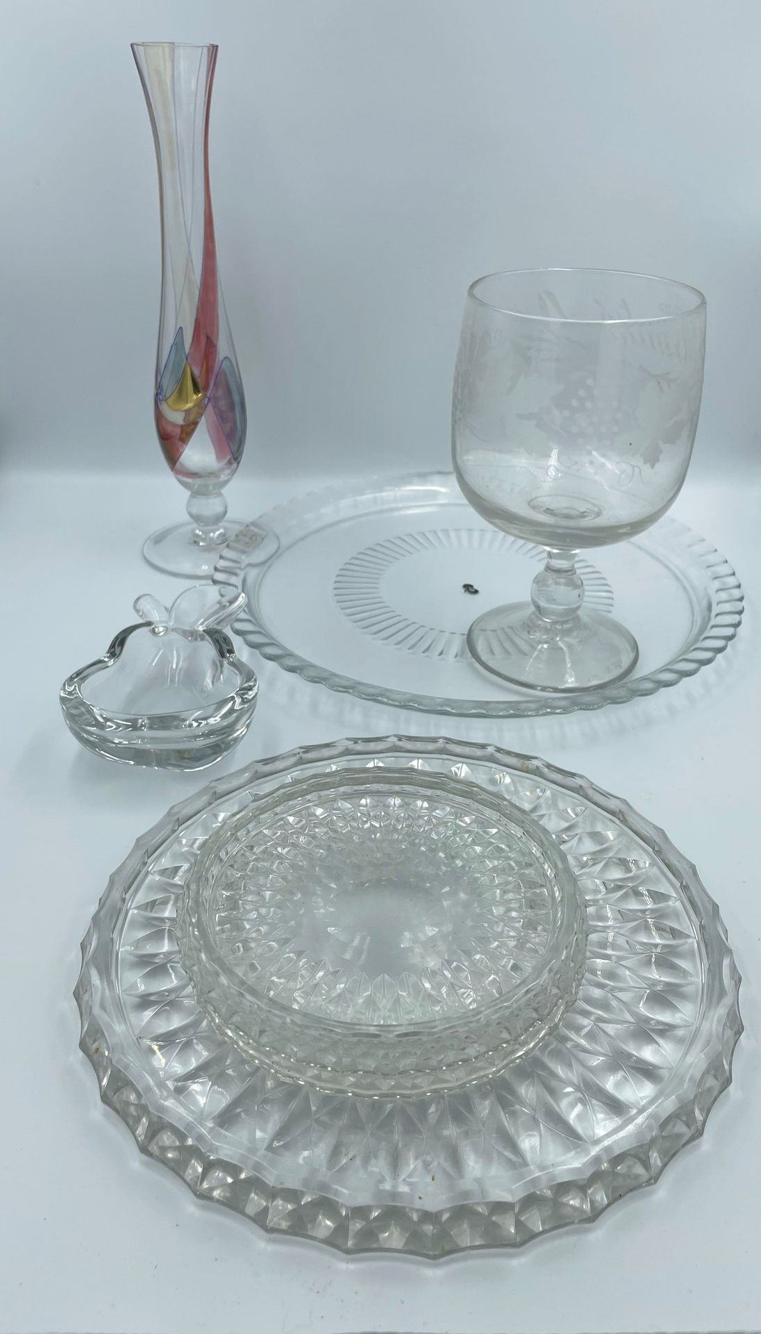 Null 拍品包括：一个Val Saint-Lambert水晶托盘和两个杯垫，一个玻璃盘子，一个刻有 "友谊 "的玻璃座杯，一个巴黎水晶Soliflore花瓶和&hellip;