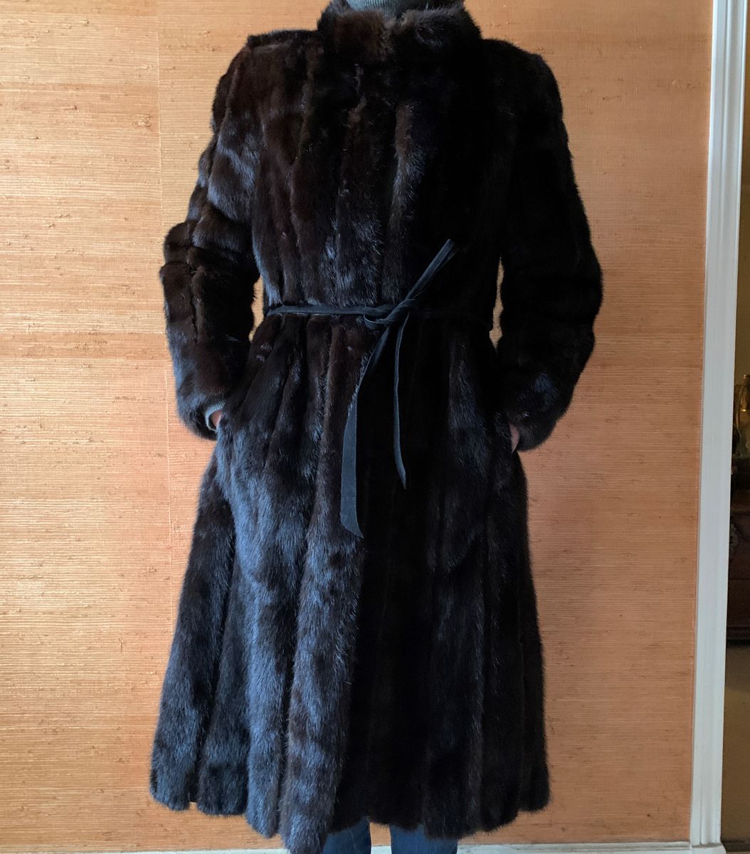 Null Lot of two fur coats (torn lining to one)