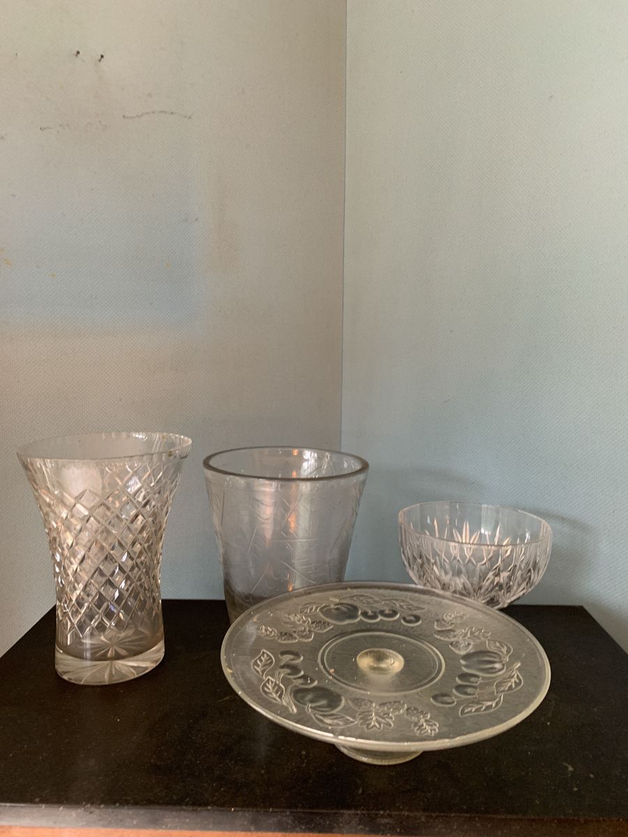 Null Lot bestehend aus einer Vase aus geschliffenem Kristall, einer Glasvase, ei&hellip;