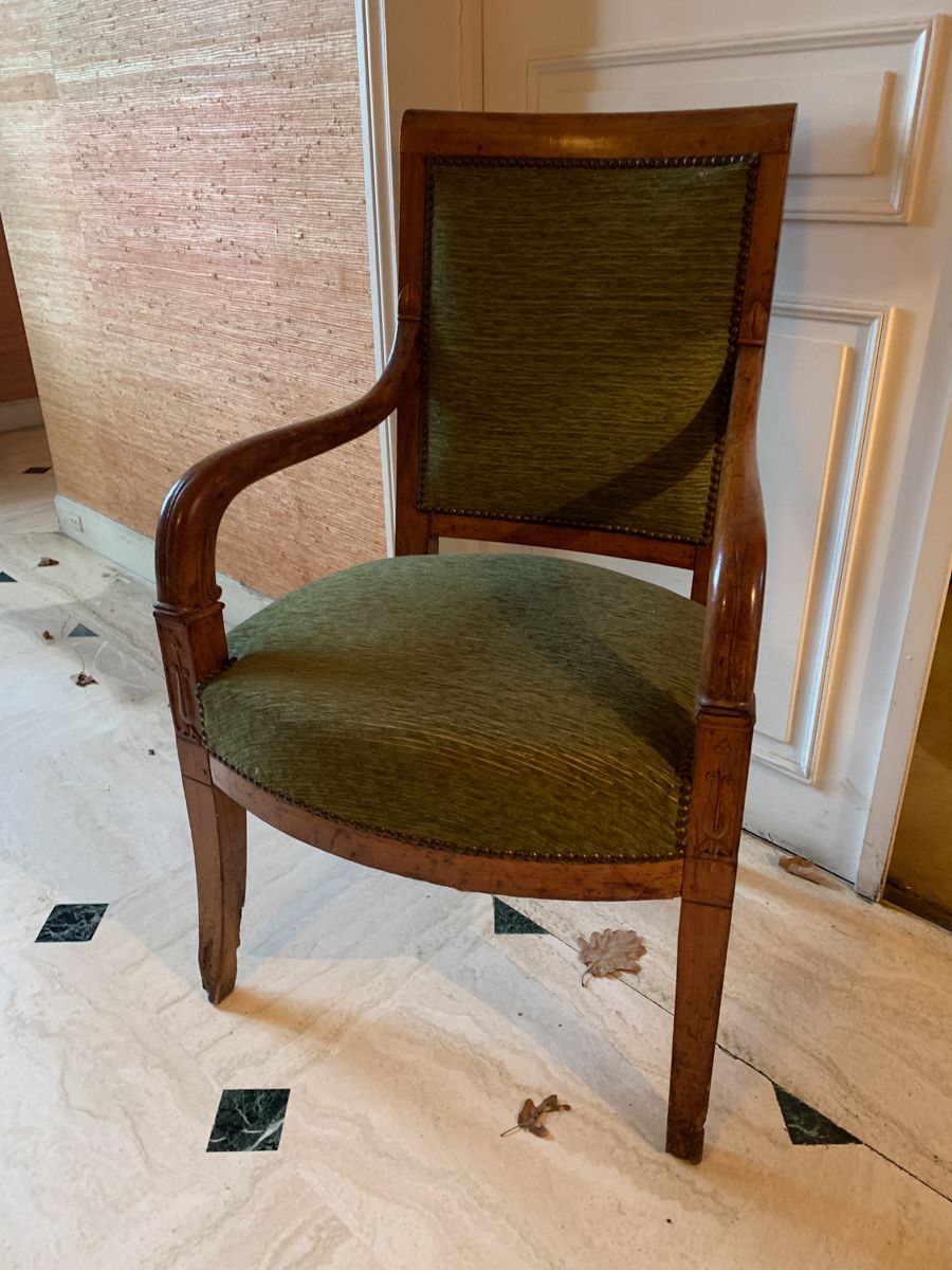 Null 天然木扶手椅，直背，扶手上装饰有棕榈花纹，马刀腿。19世纪的作品。高92厘米（事故）。