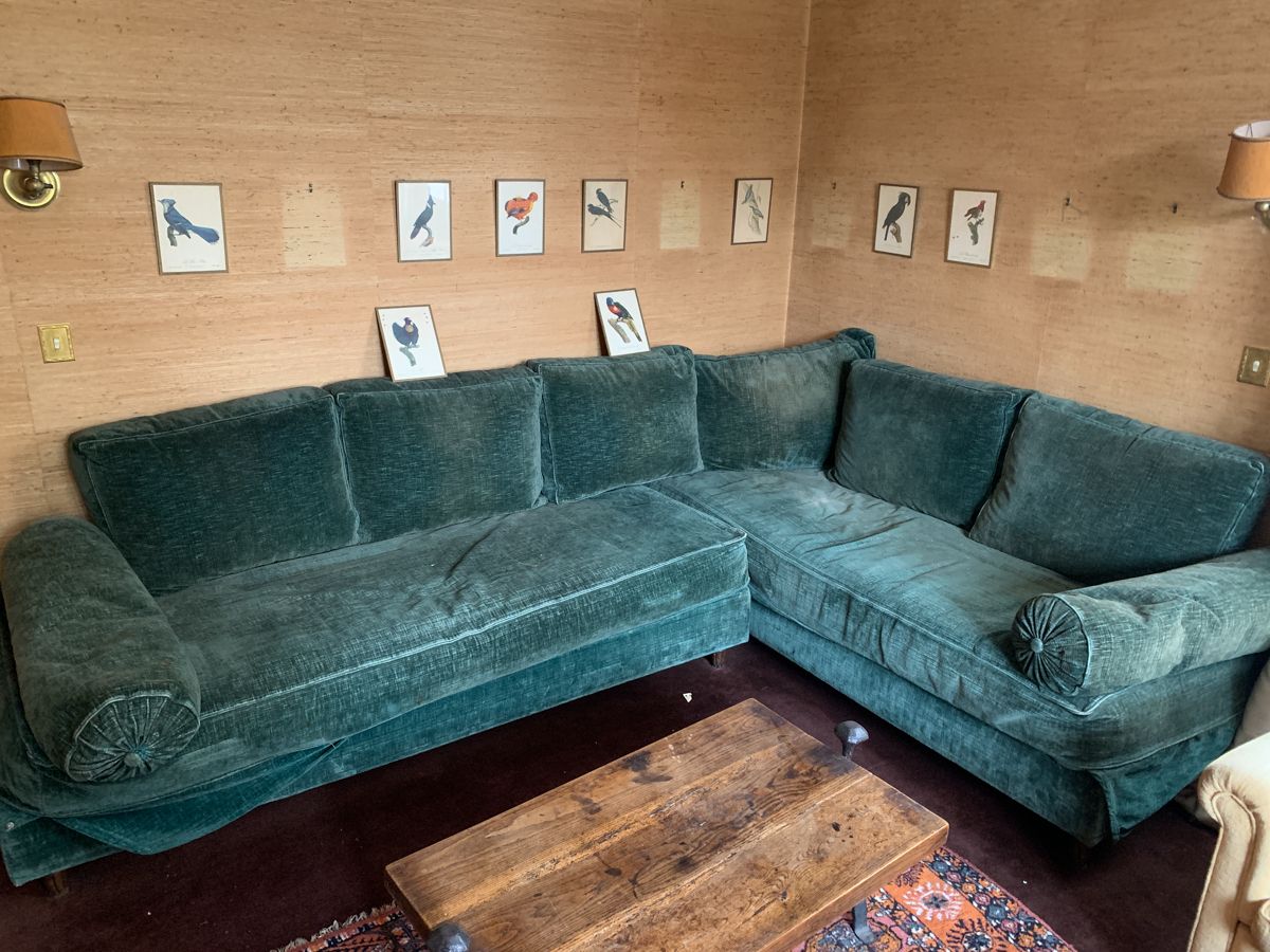 Null 舒适的双人沙发作为绿色丝绒的转角沙发。座椅高度：43厘米，180 x 75厘米。有一张黄色天鹅绒的舒适扶手椅。