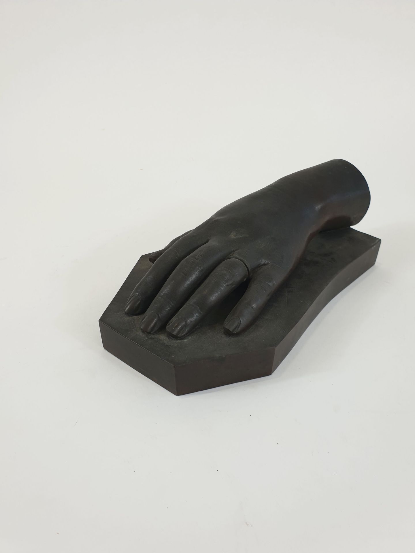 Null 黑色的青铜主题，代表一个年轻女人的手。有T字样，日期为1847年。 
8 x 22 x 14厘米