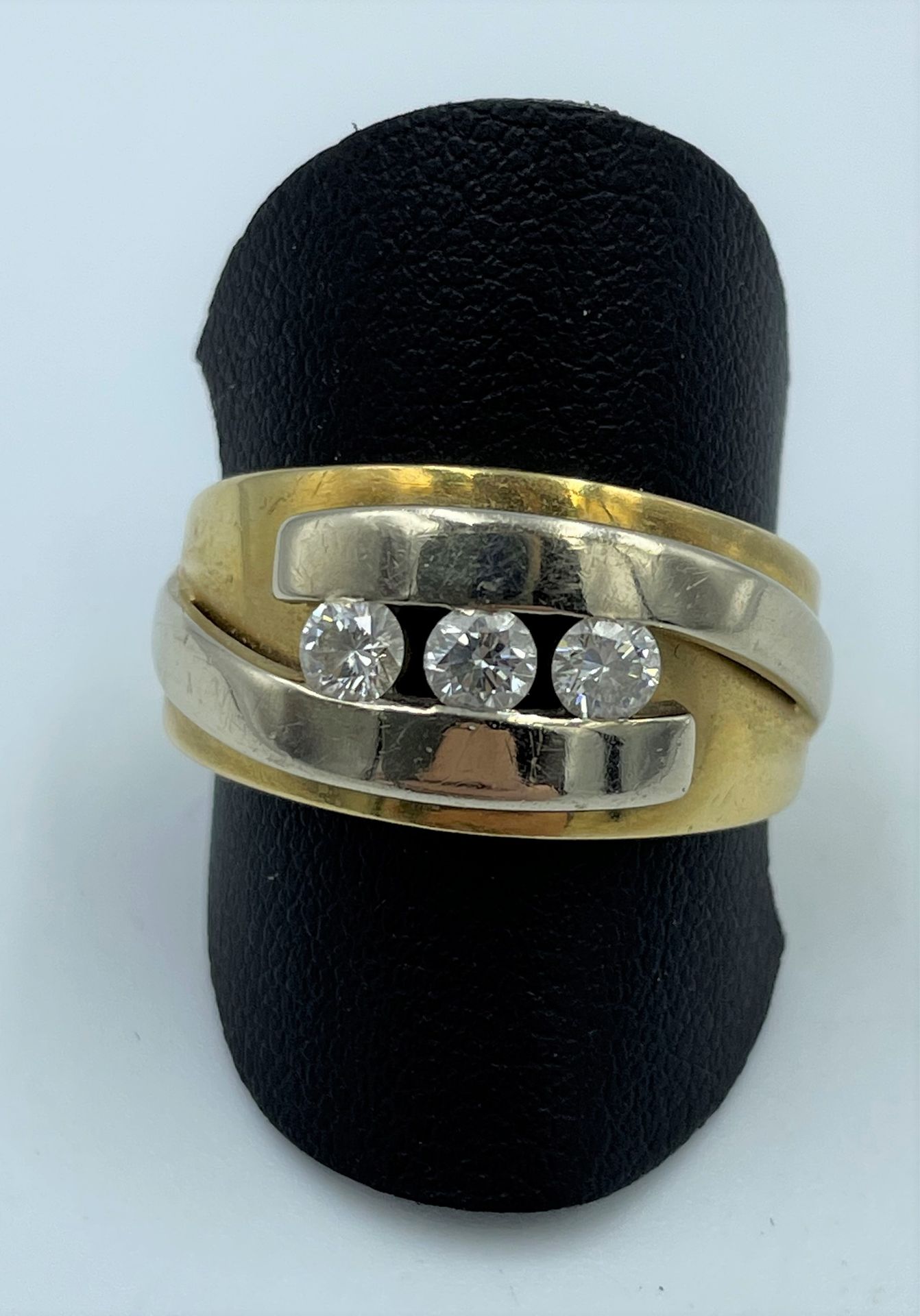 Null 18K (750 thousandths) yellow and white gold ring set with three brilliant-c&hellip;