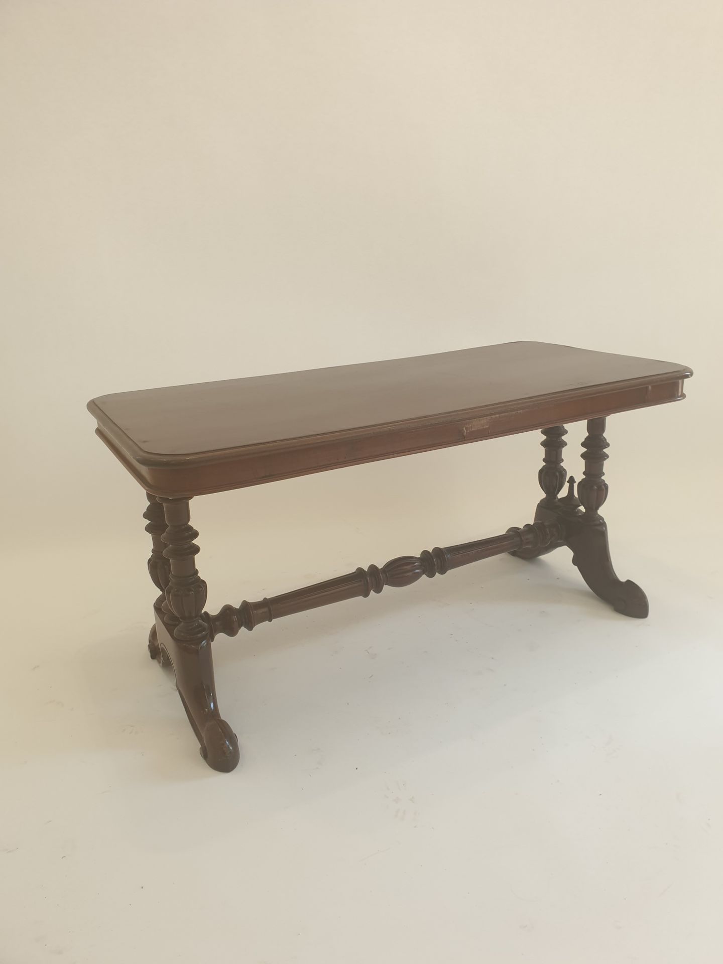 Null Rectangular mahogany and mahogany veneer coffee table, double-columned balu&hellip;