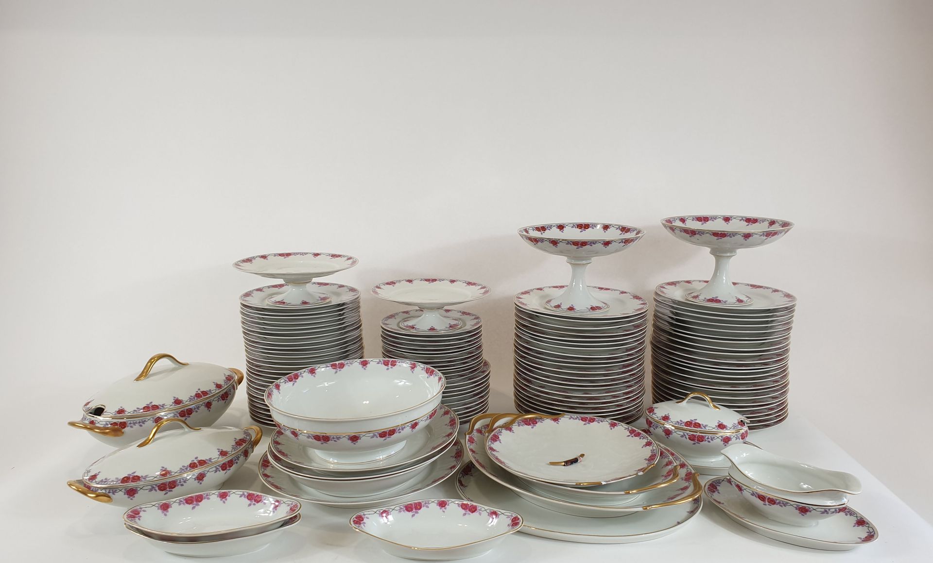 Null RAYNAUD，LIMOGES，一个由174件白瓷组成的餐桌服务的重要部分，这些白瓷的边框上装饰着双玫瑰和单玫瑰，包括：
- 四十五个盘子（一个有缺口&hellip;
