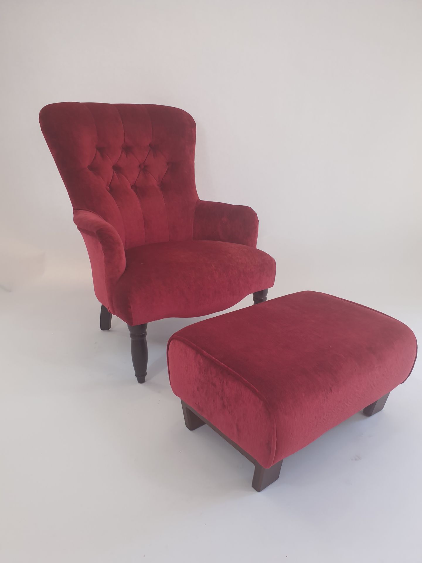 Null 靠背软垫扶手椅，全扶手为红色天鹅绒软垫（来自Pierre Frey）。转动的木腿。 
20世纪。87 x 52 x 55厘米
一个红色天鹅绒软垫的脚踏&hellip;
