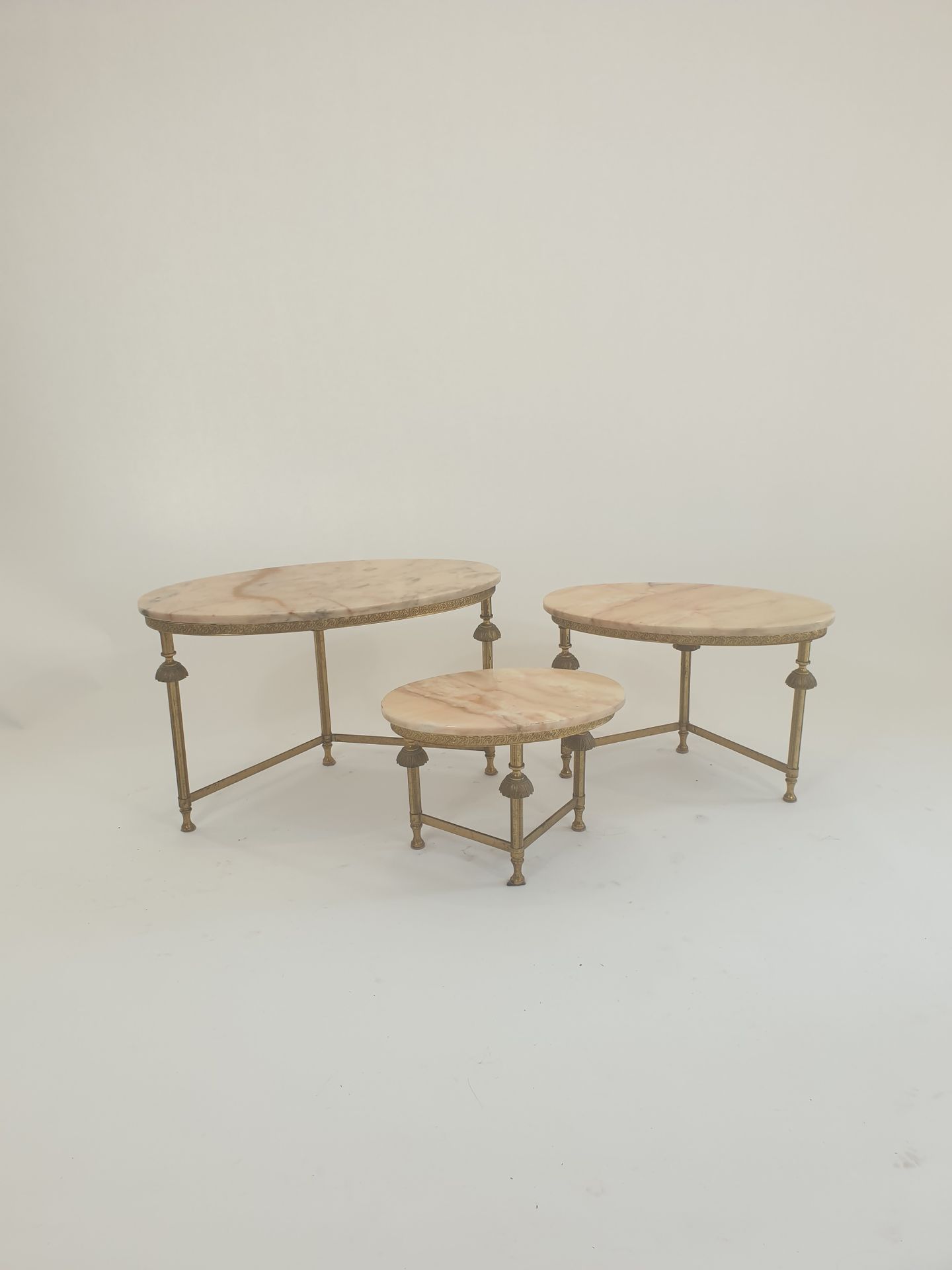 Null 三张嵌套桌，由支架连接的三脚架腿，椭圆形的粉红玛瑙桌面
38 x 60 x 32厘米 - 32 x 49 x 28厘米 - 26 x 36 x 24厘&hellip;