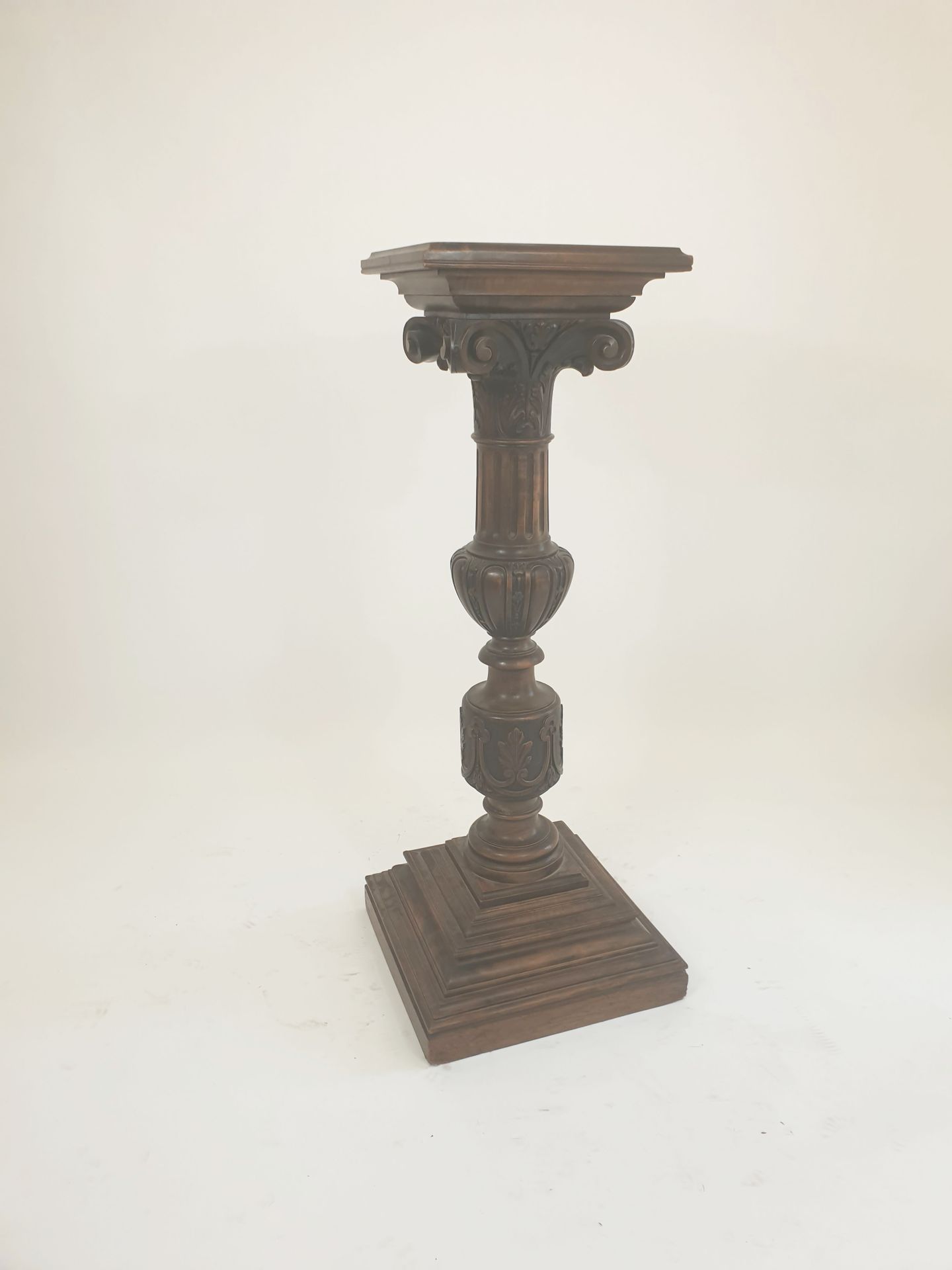 Null Large sellette in molded and carved natural wood, the fluted baluster shaft&hellip;