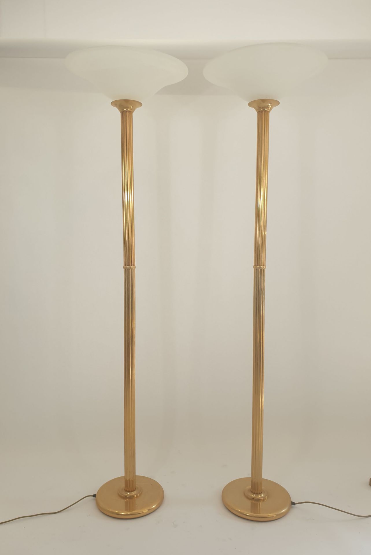 Null Pair of floor lamps, the fluted gilded metal shaft supporting a large white&hellip;