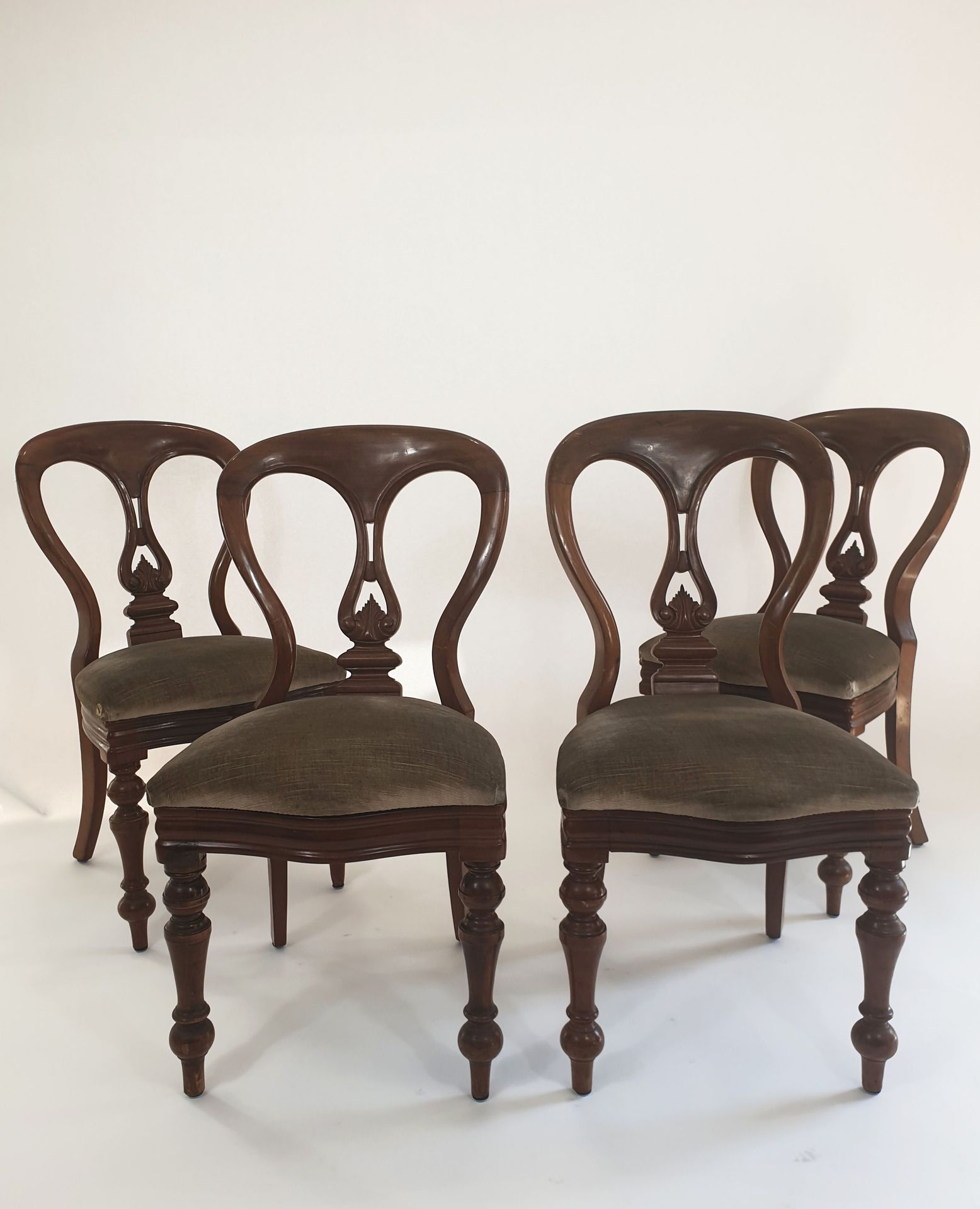 Null Suite of four molded natural wood chairs with openwork backs adorned with a&hellip;