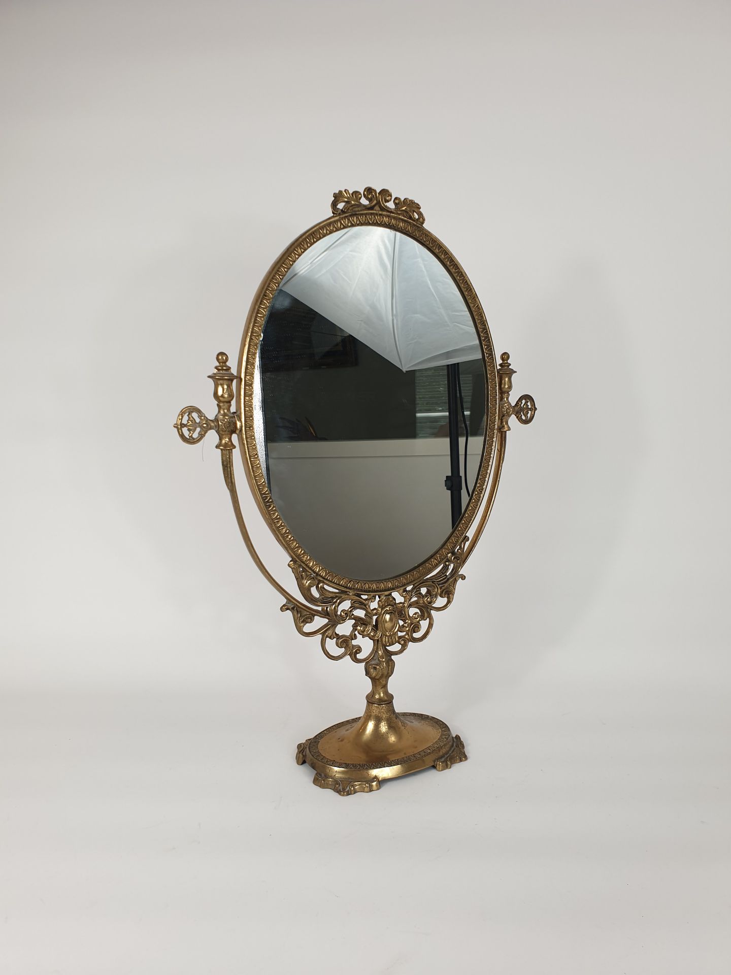 Null Ovaler, kippbarer Tischspiegel aus Messing.
54,5 x 39 x 12 cm