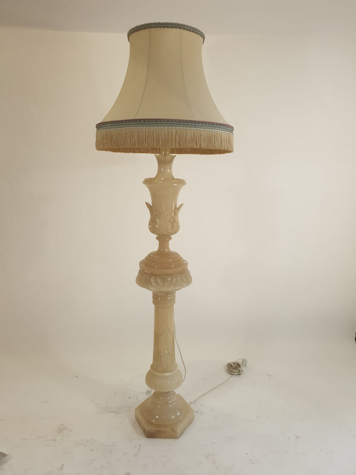 Null 雕刻有棕榈叶和刺桐叶的雪花石膏躺椅灯和柱子。 
20世纪
H.140厘米 
(轻微事故)