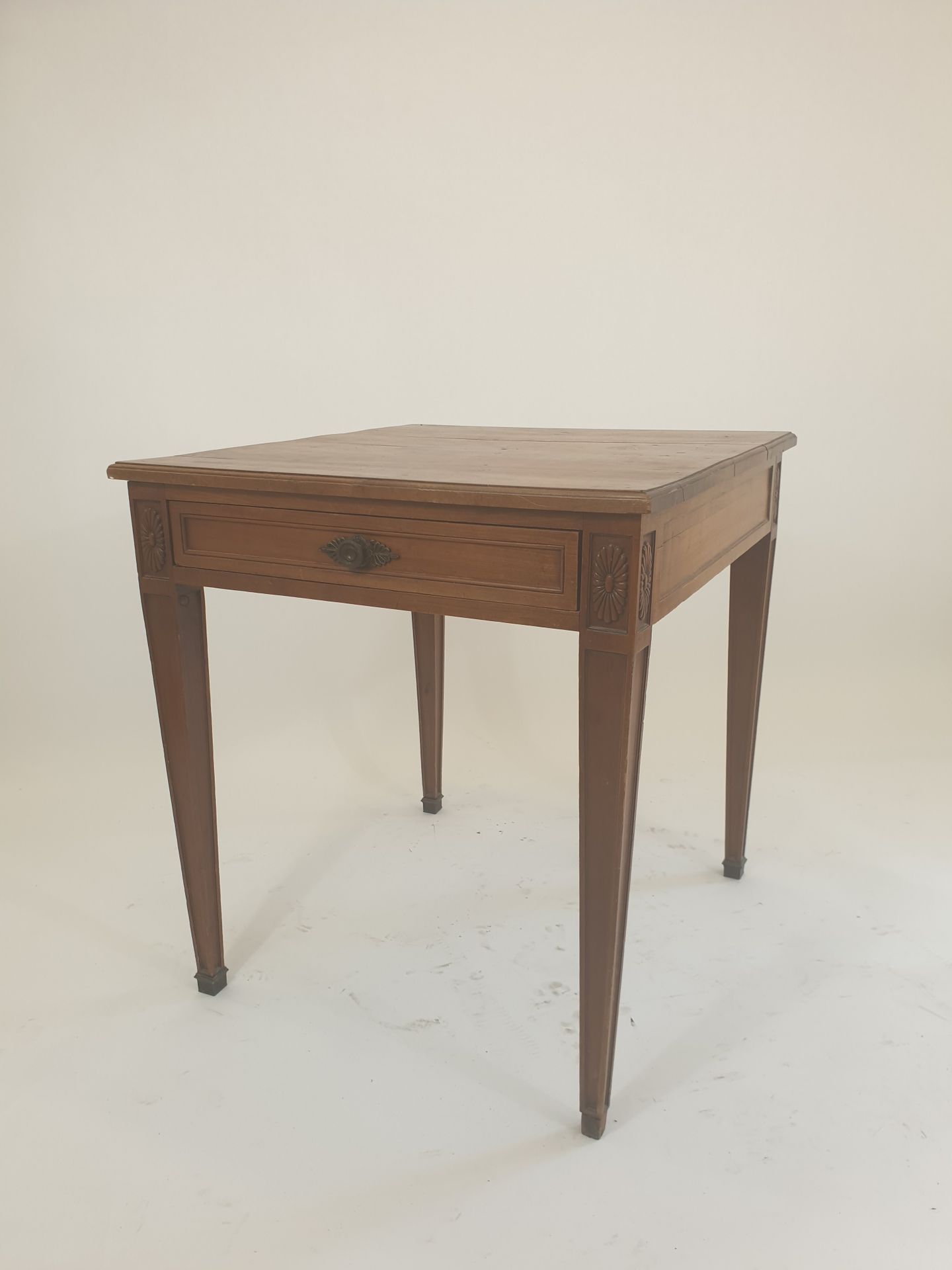 Null Mahogany and mahogany veneer writing table, quadrangular in shape, opening &hellip;