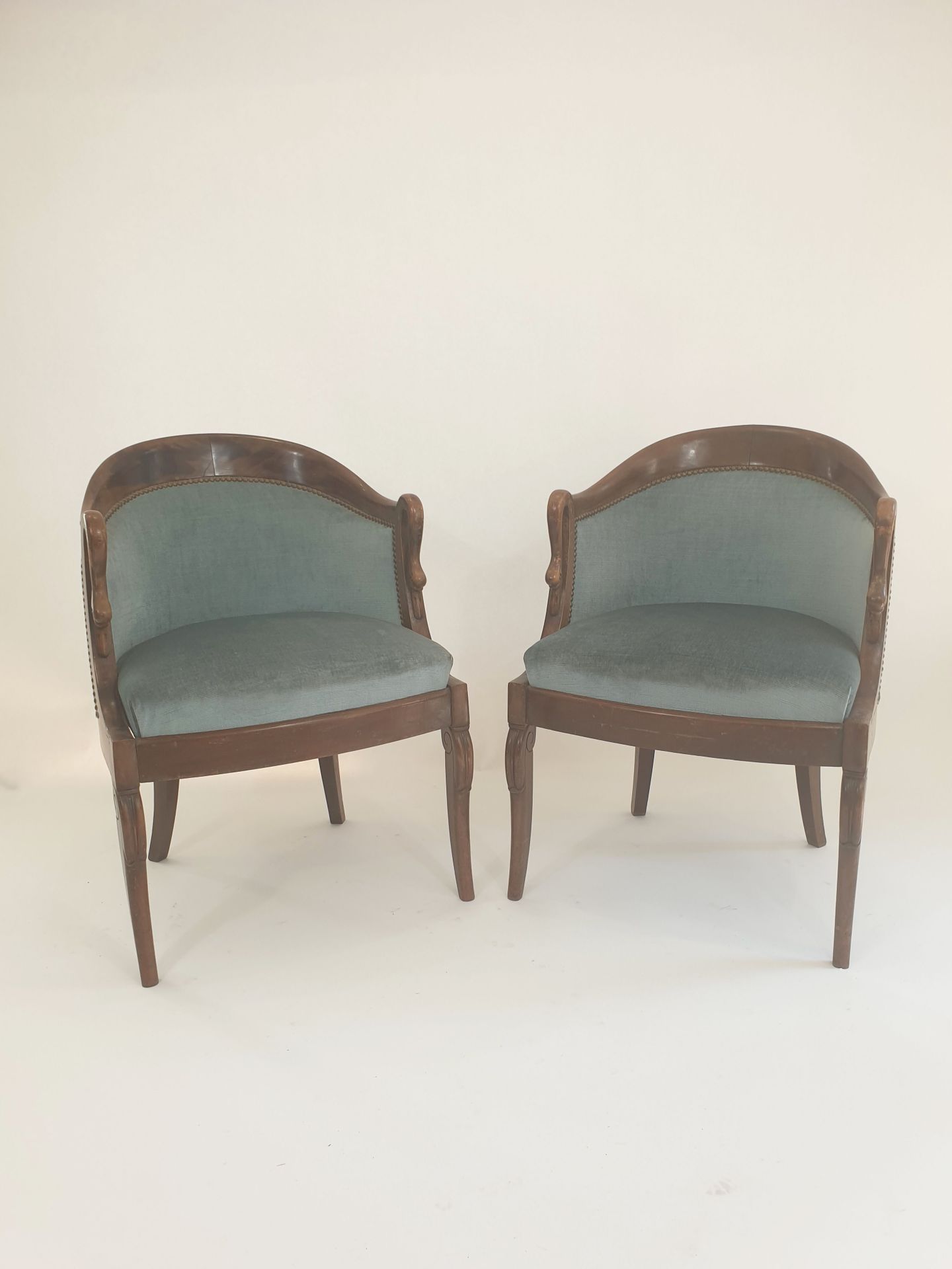 Null 一对桃花心木贡多拉背天鹅颈扶手椅、 
Directoire风格，19世纪末
80 x 58 x 44厘米
(有些磨损的铜锈)