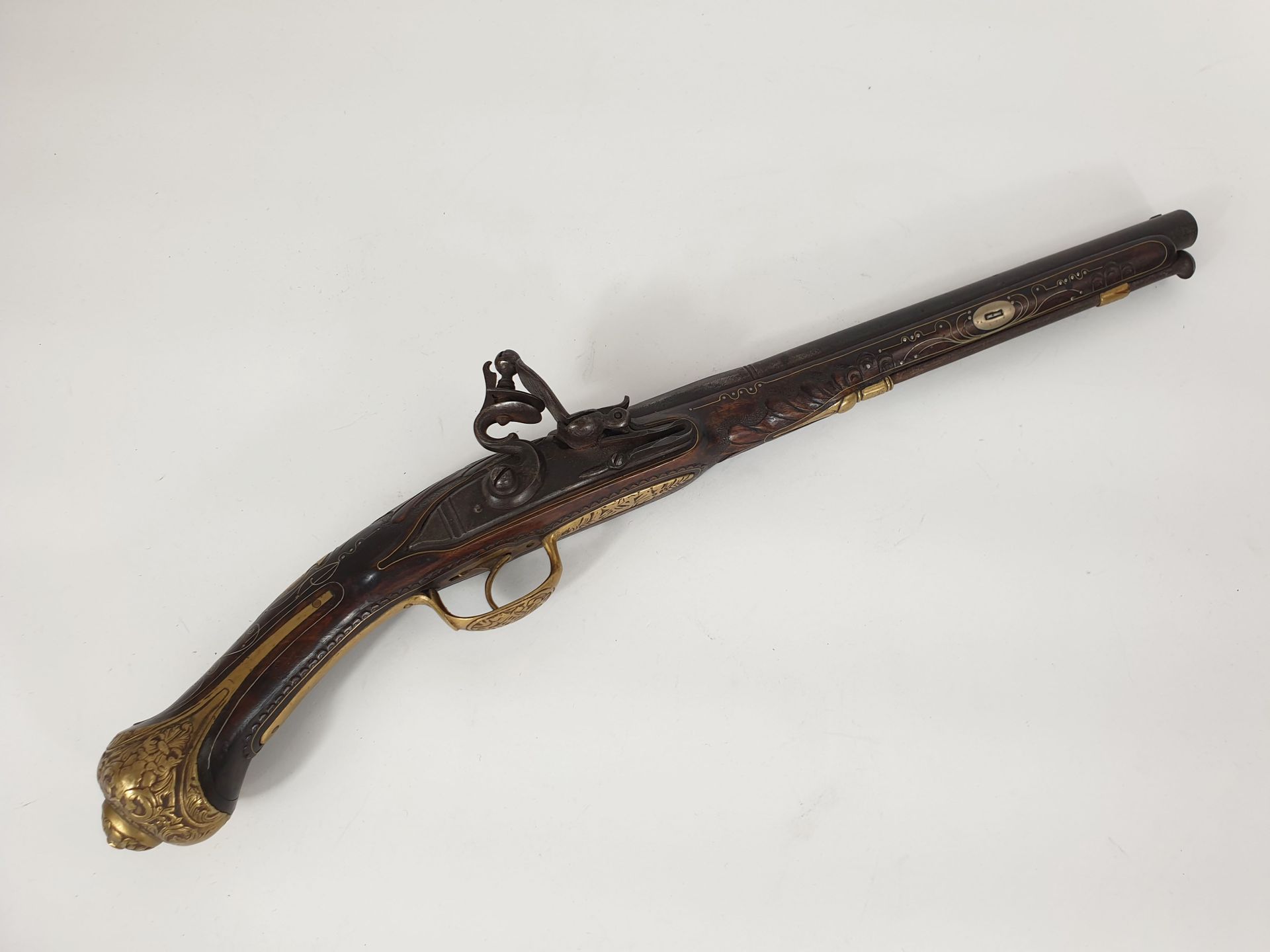 Null 一把海军军官的长型燧发枪，胡桃木，镶嵌着黄铜和锡，燧发枪锁，手柄盖上有植物图案的装饰，铁制枪杆。 
19世纪。长51厘米