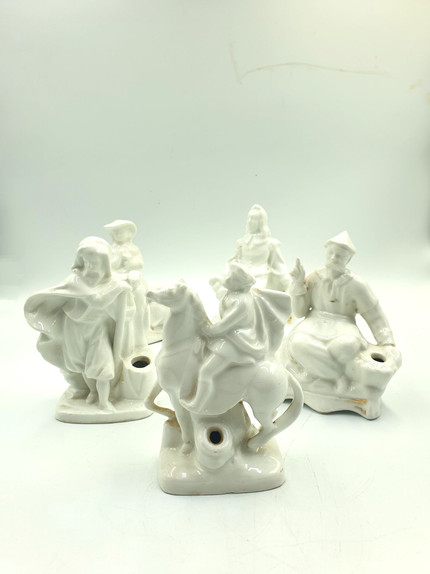 Null Fünf Kerzenhalter aus weißem Porzellan mit folgenden Darstellungen: Aristok&hellip;