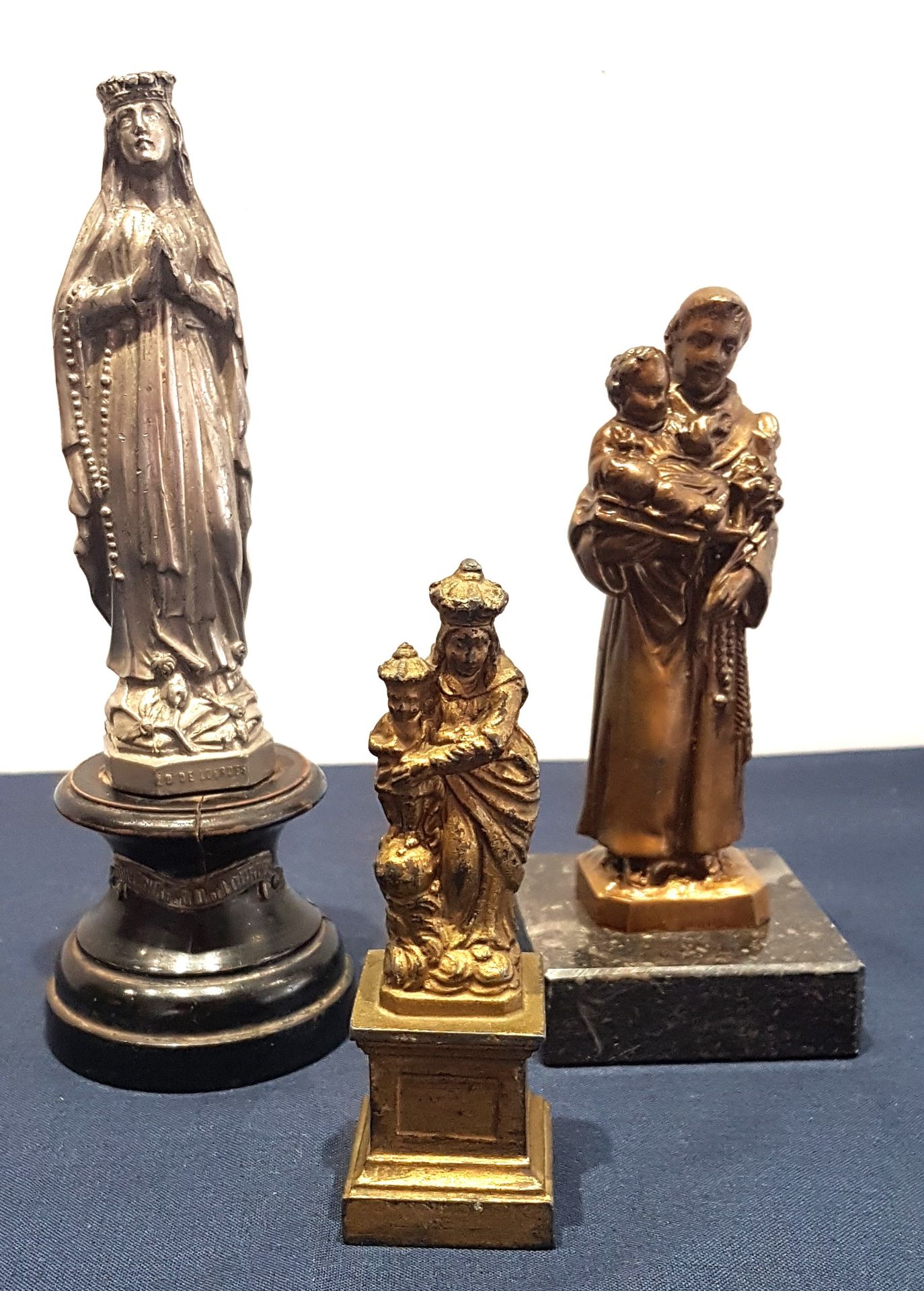 Null 一套三件金属宗教雕像，包括木质底座上标有 "Souvenir de N.D. Lourdes "字样的圣母玛利亚雕像，高 17 厘米；金属底座上的圣母&hellip;