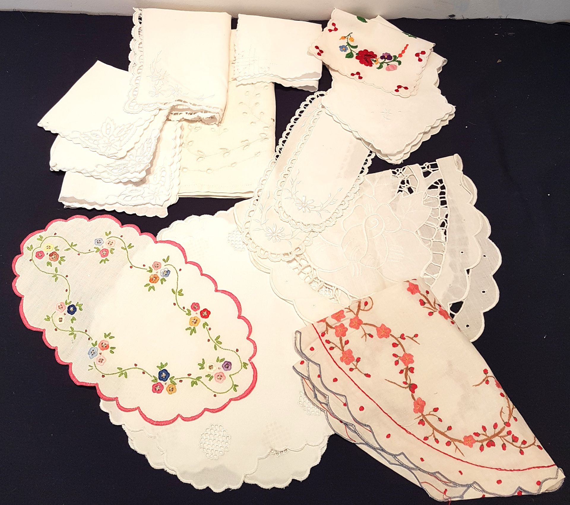 Null Batch of embroidered doilies and handkerchiefs in various shapes, colors an&hellip;