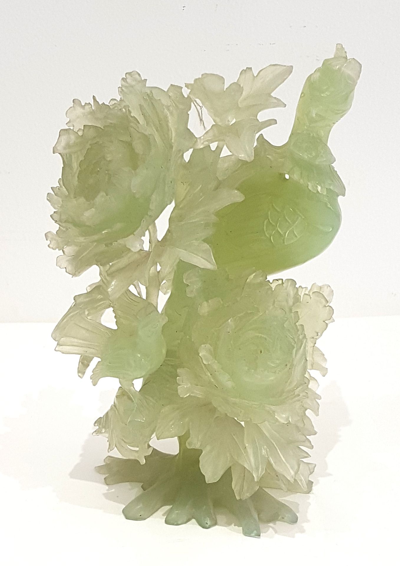 Null Oiseaux exotiques perchés dans un bouquet de pivoine en pierre vert pâle
H.&hellip;