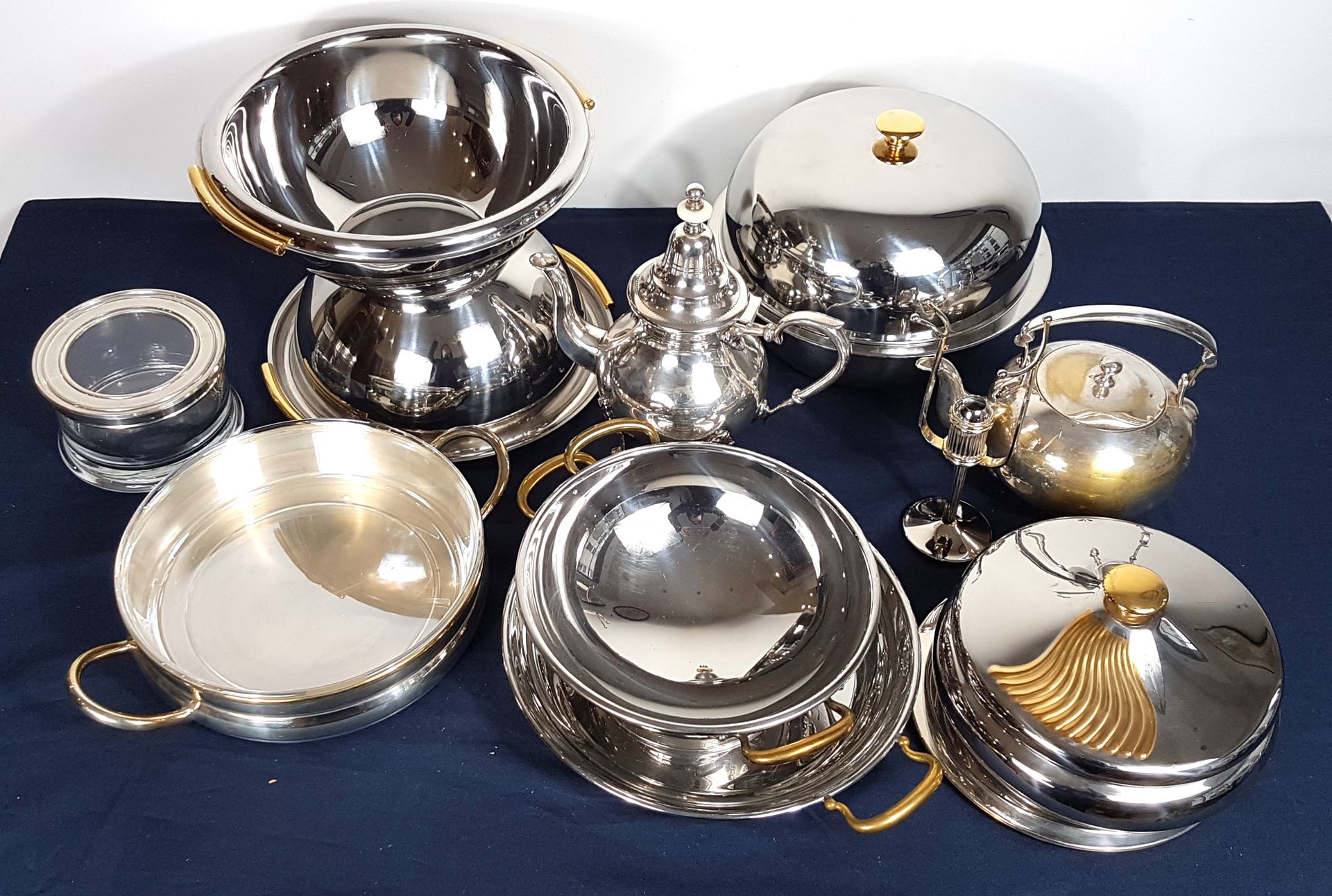 Null 镀银套装，包括一个北非茶壶（高 23 厘米）、一个三脚茶壶（高 16 厘米）、两个带镀金金属手柄的沙拉碗（12 x 29 厘米）、一个小圆盘（直径 2&hellip;