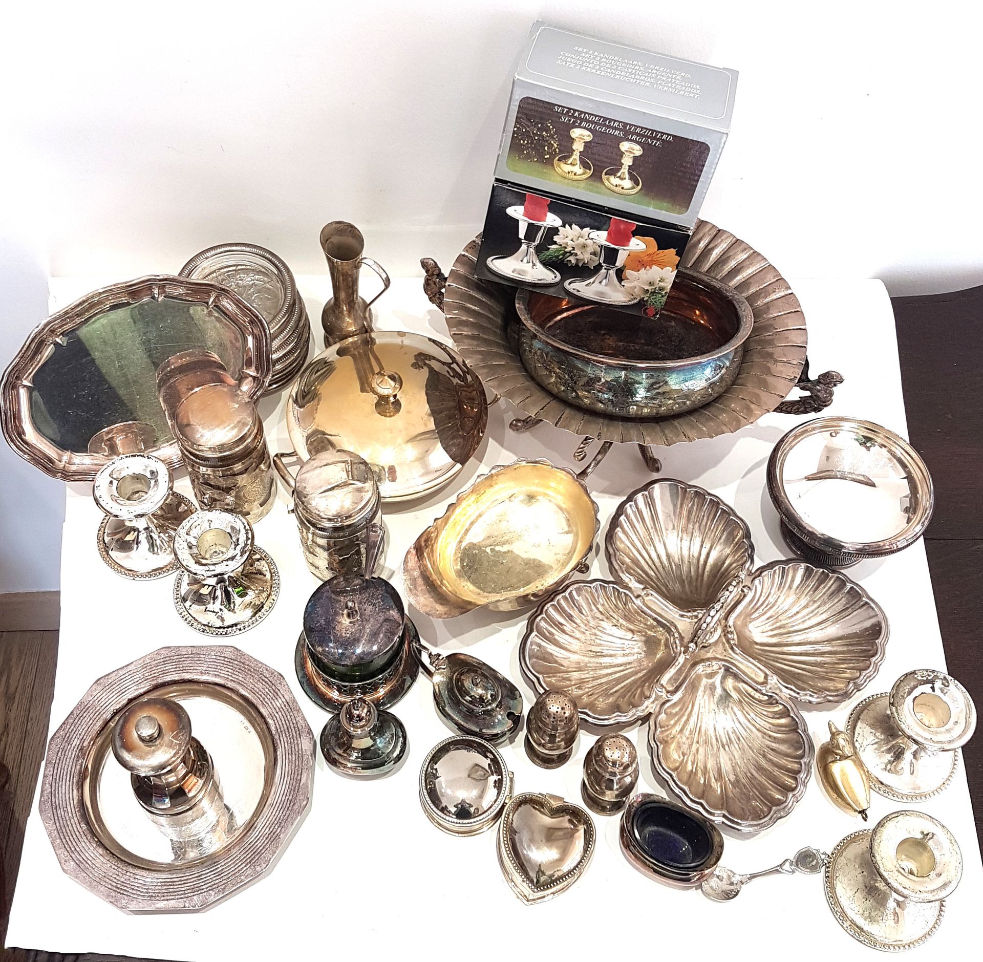 Null 镀银套装，包括酱缸、酒壶、洒水器、杯垫、盘子、芥末罐、展示架...