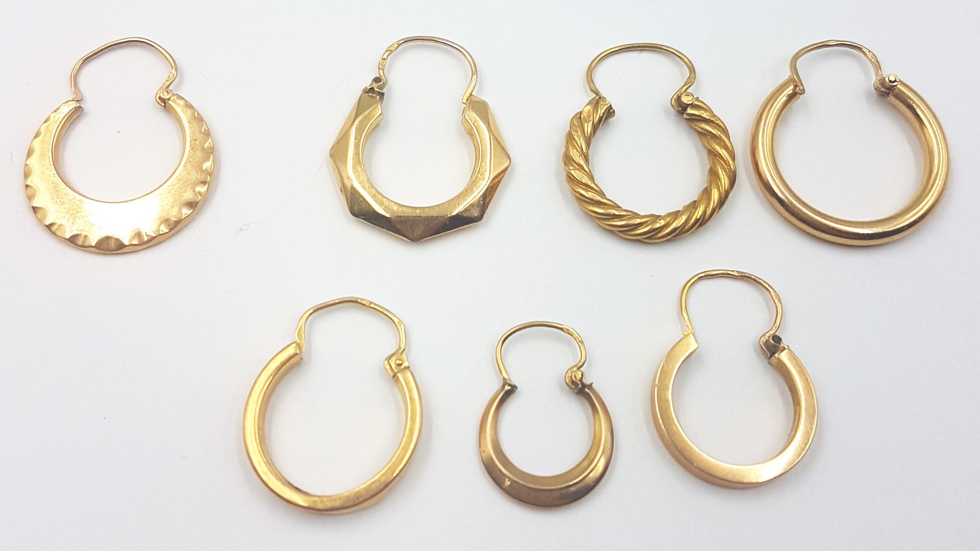 Null Lot de sept boucles d'oreille de forme "Créole" dépareillées en or jaune 18&hellip;