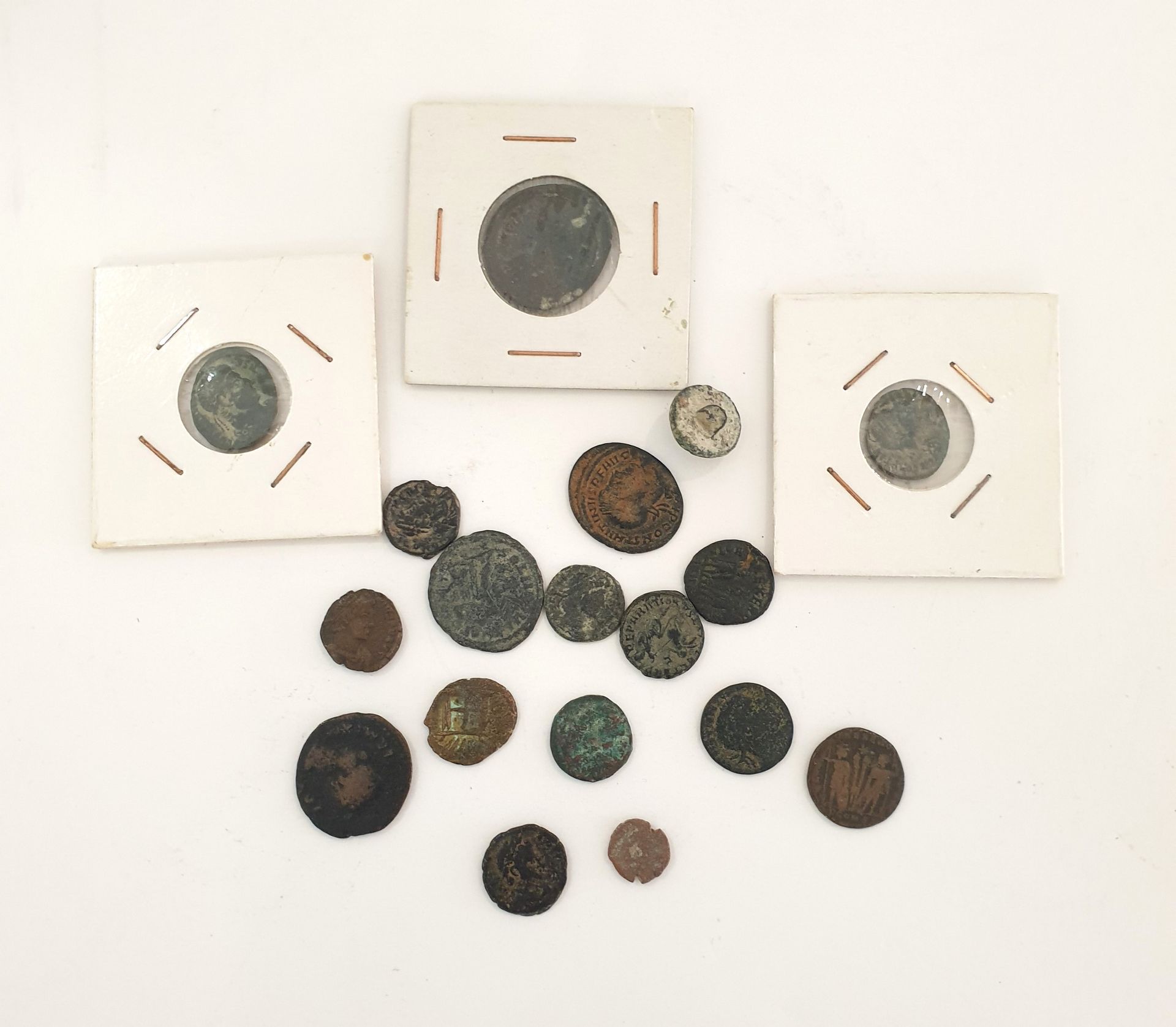 Null Ensemble de dix-sept pièces de monnaie antiques en cuivre et bronze dont un&hellip;