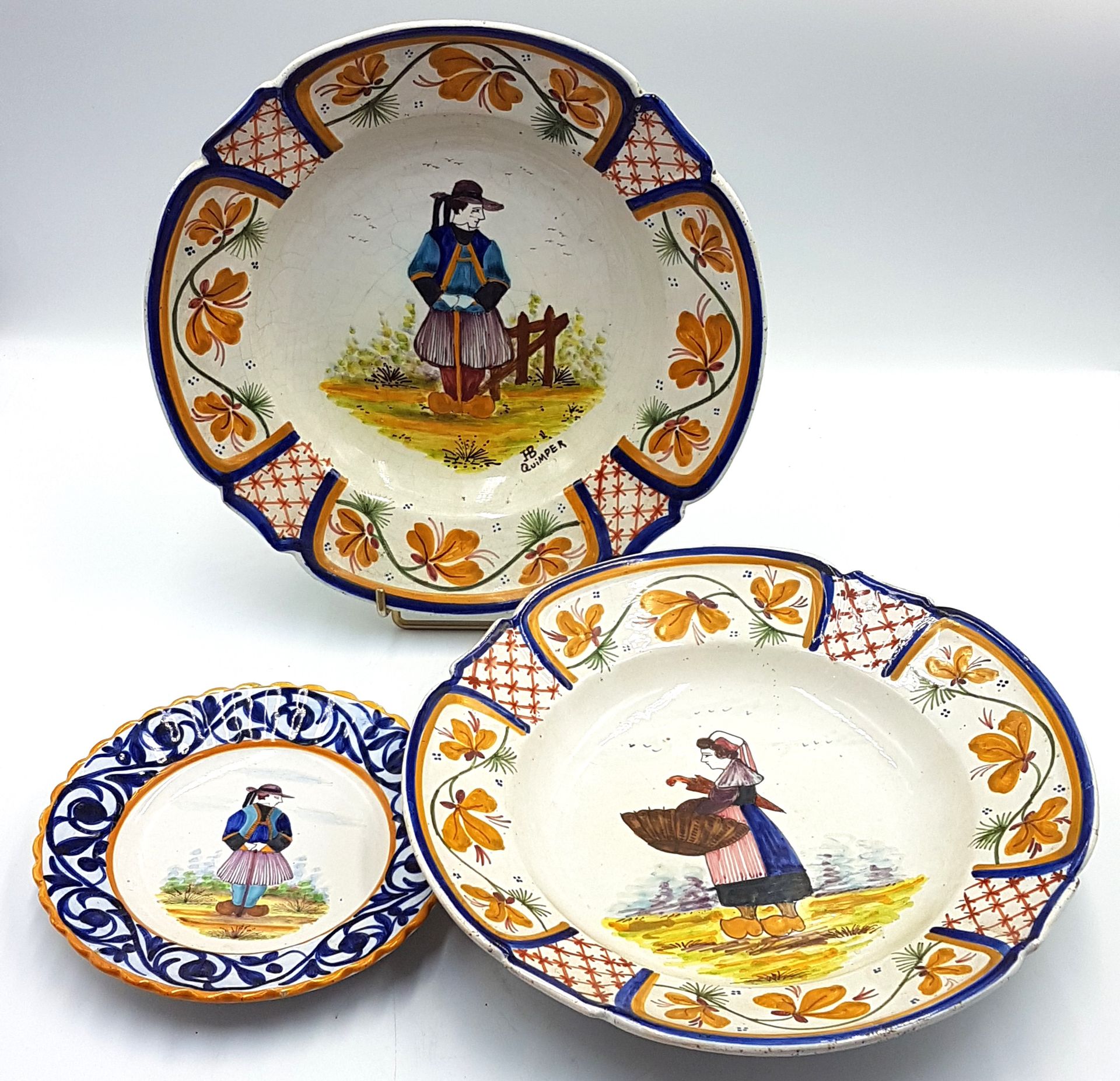 Null 一套瓷器和陶器，包括一个带有阴险图案和表意文字的小碗 --QUIMPER，装饰有文字的小盘子 --一对装饰有花朵和金边的盘子 --三个装饰有花朵和粉色&hellip;
