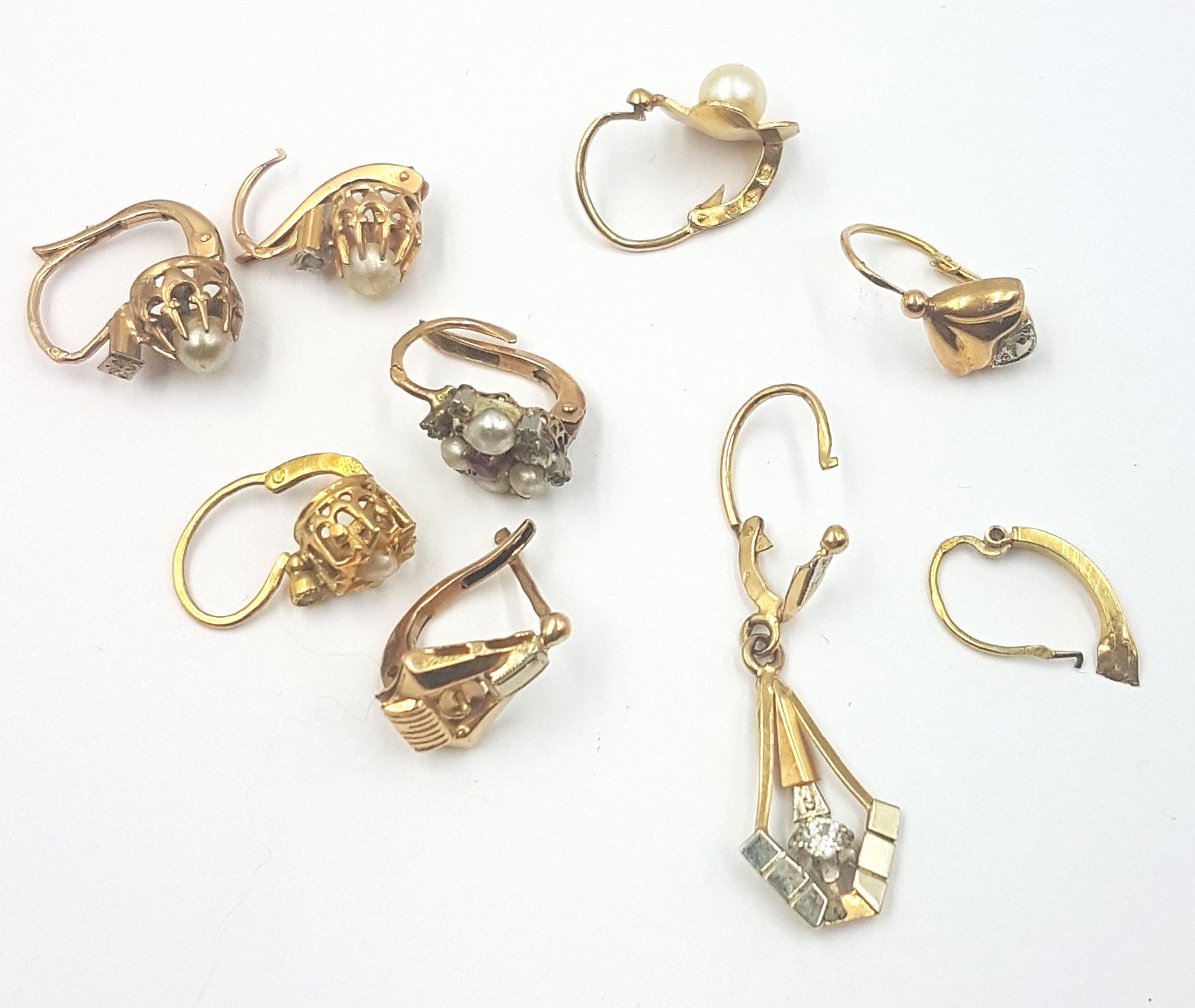 Null Lot de neuf boucles d'oreille divers modèles en or jaune 18k (750 ), certai&hellip;