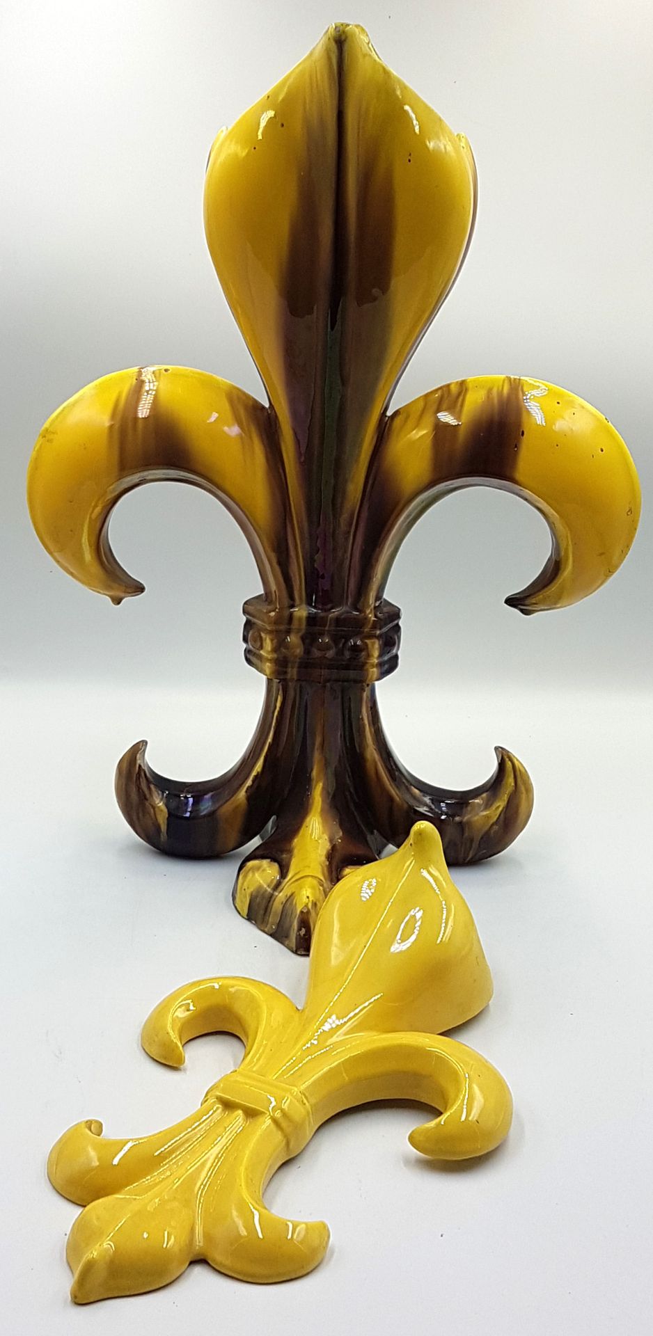 Null 以黄色和棕色为底色的百合花造型大陶器花瓶。高 44 厘米 
一个百合花造型的黄色陶制花束。高 28 厘米
(小碎片）