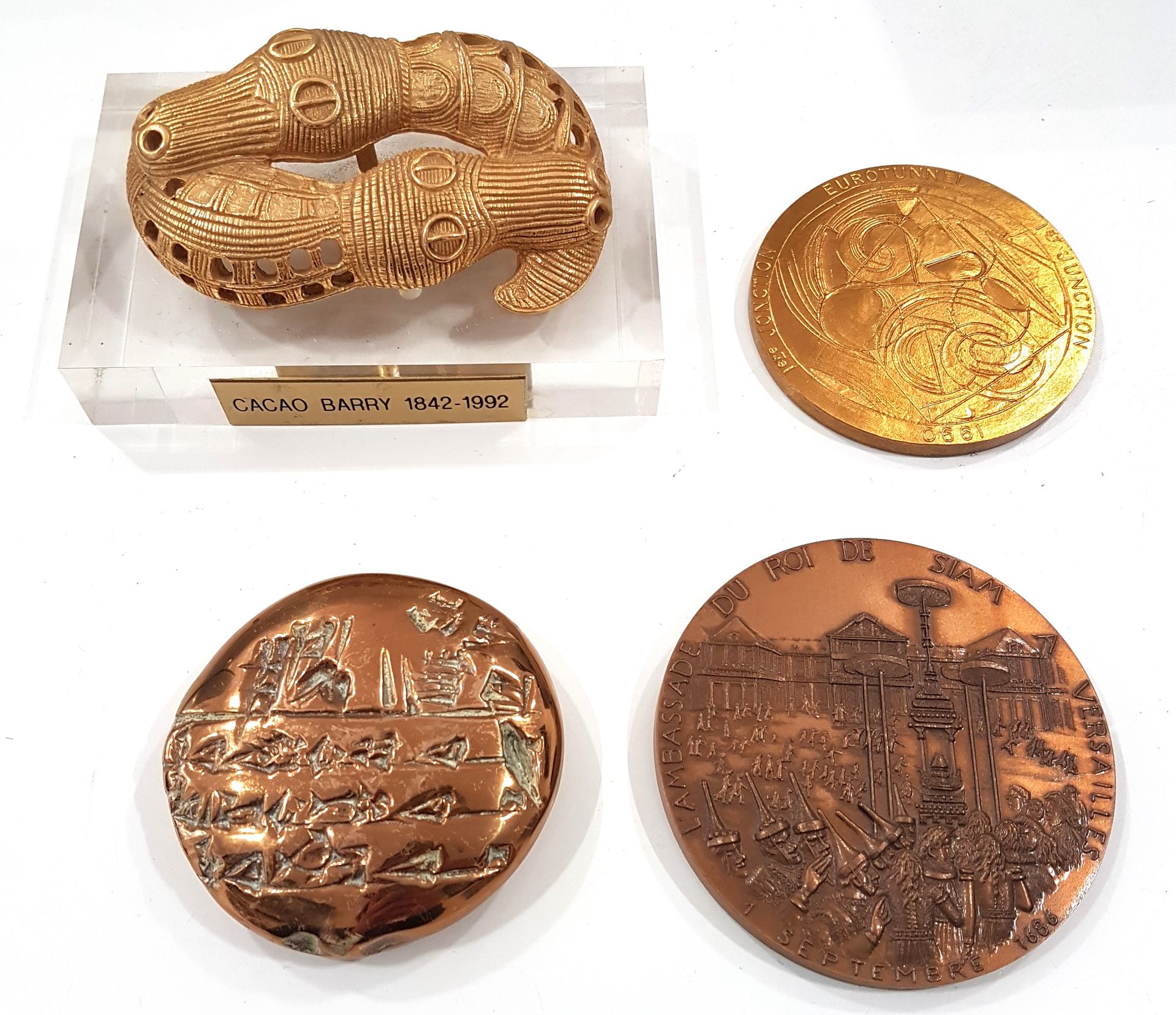 Null 一套装饰品，包括镀金金属镇纸，饰有两条交错的鳄鱼，有机玻璃底座上刻有 "Cacao Barry 1842-1992" 和 "17 octobre 19&hellip;