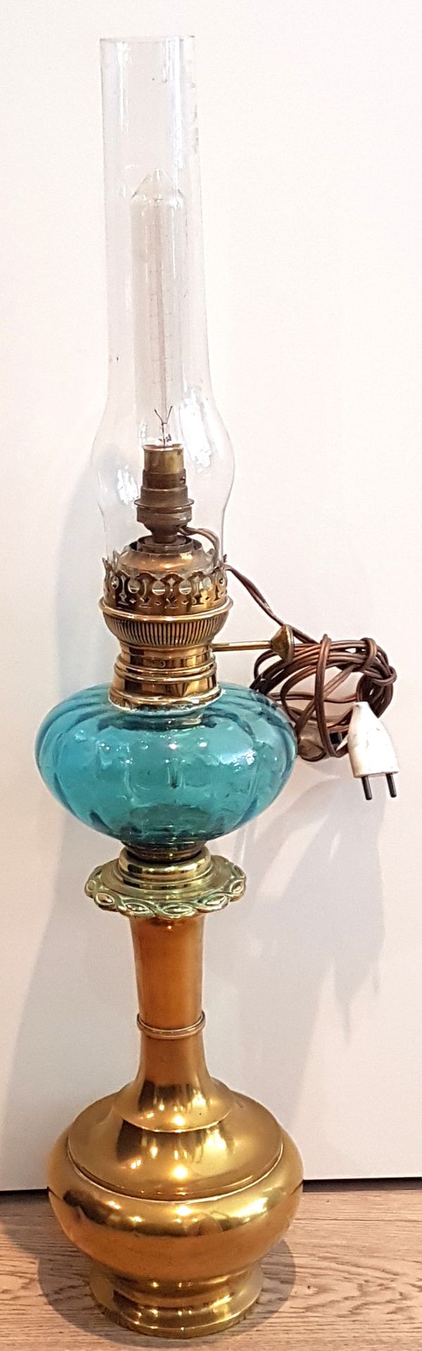 Null Deux lampes à pétrole en laiton doré l'une en verrerie moulée bleu portant &hellip;