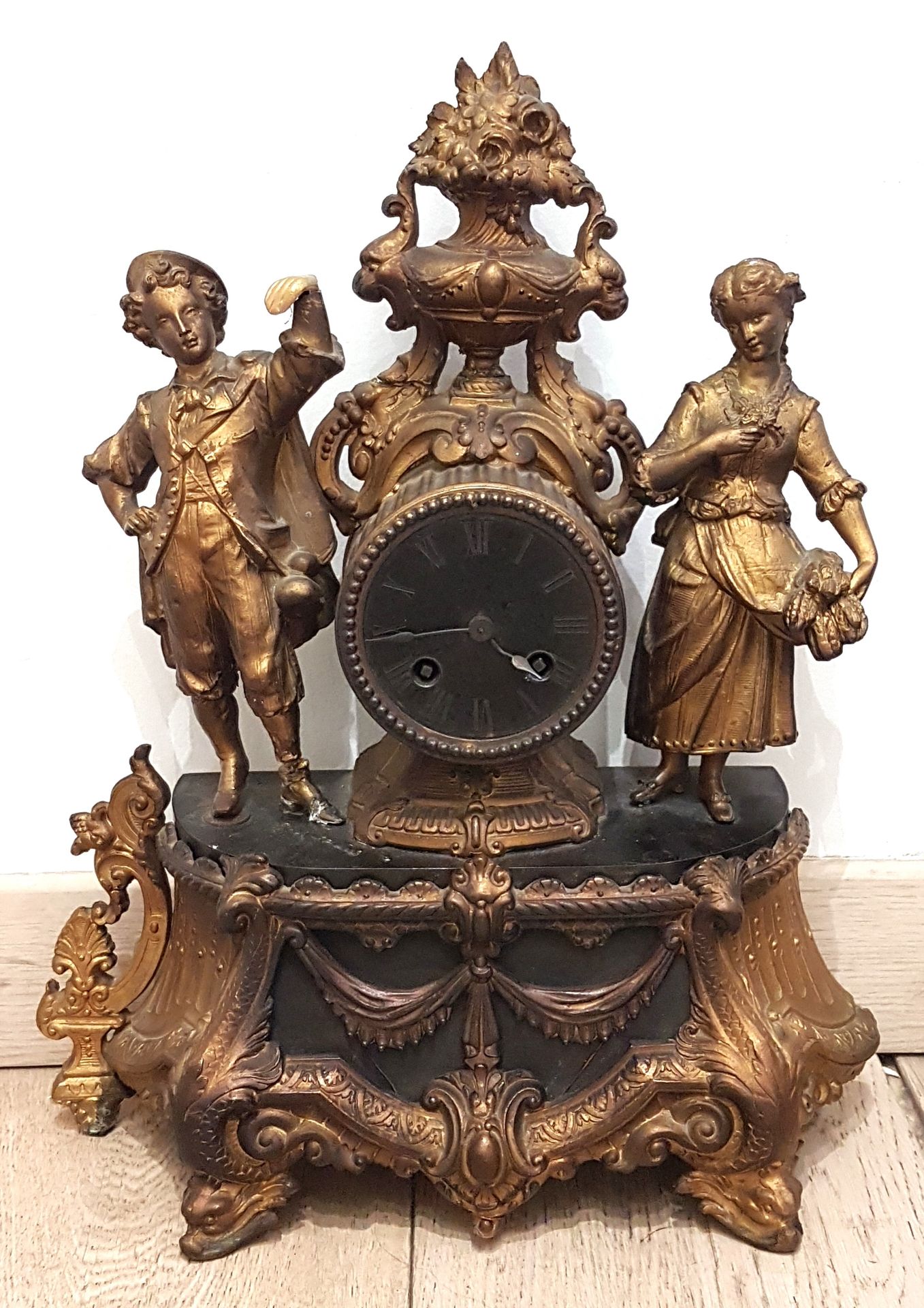 Null 雷古拉钟，黑色表盘，罗马数字，顶部是一个丰饶的花瓶，边框是两个人物，底座装饰有帷幔图案、徽章和卷轴，四脚站立，两个正面装饰有海豚头。
18 世纪风格 &hellip;