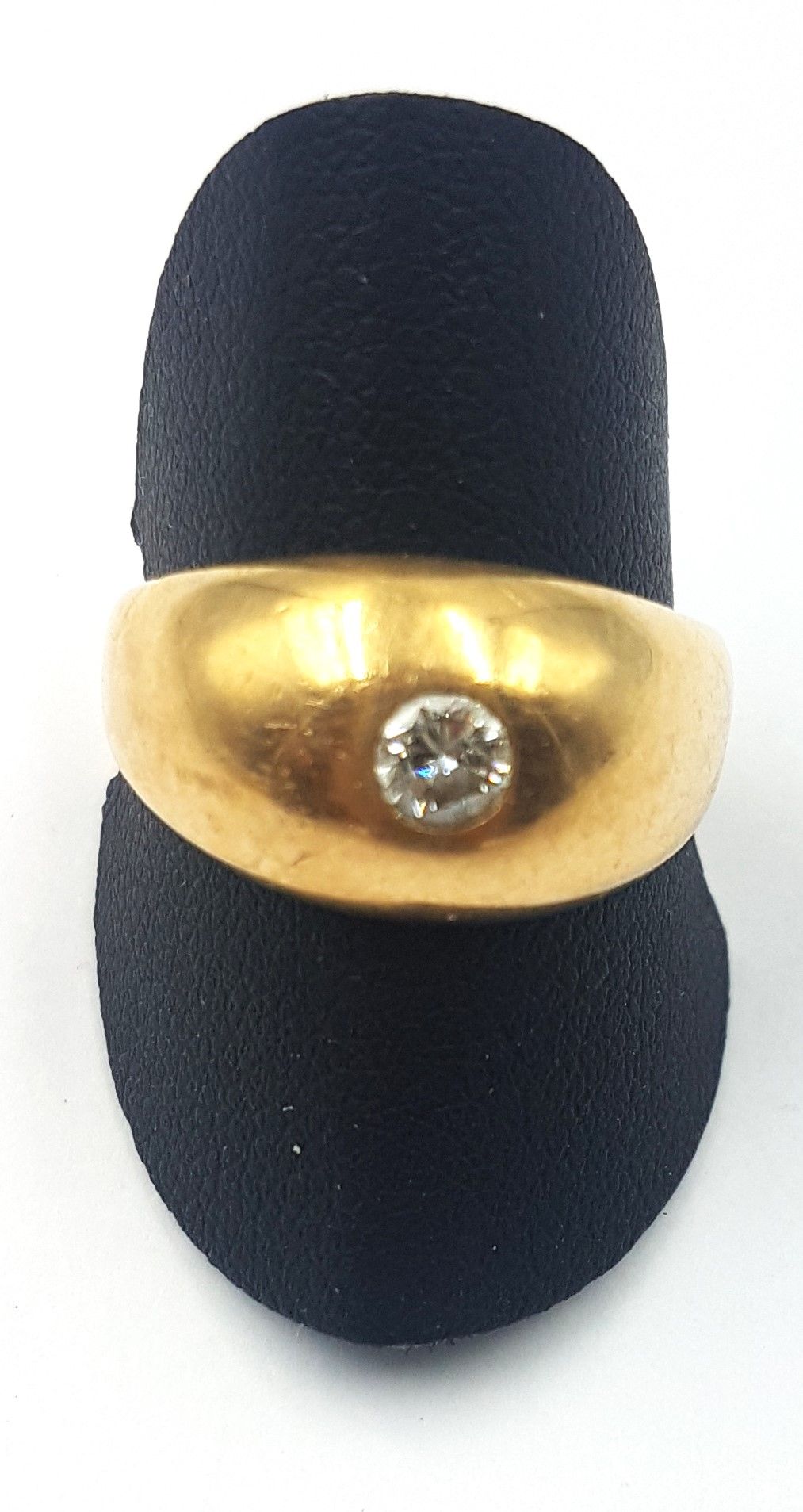 Null Bague jonc en or jaune 18k(750 ) ornée d'un petit diamant facetté en serti &hellip;