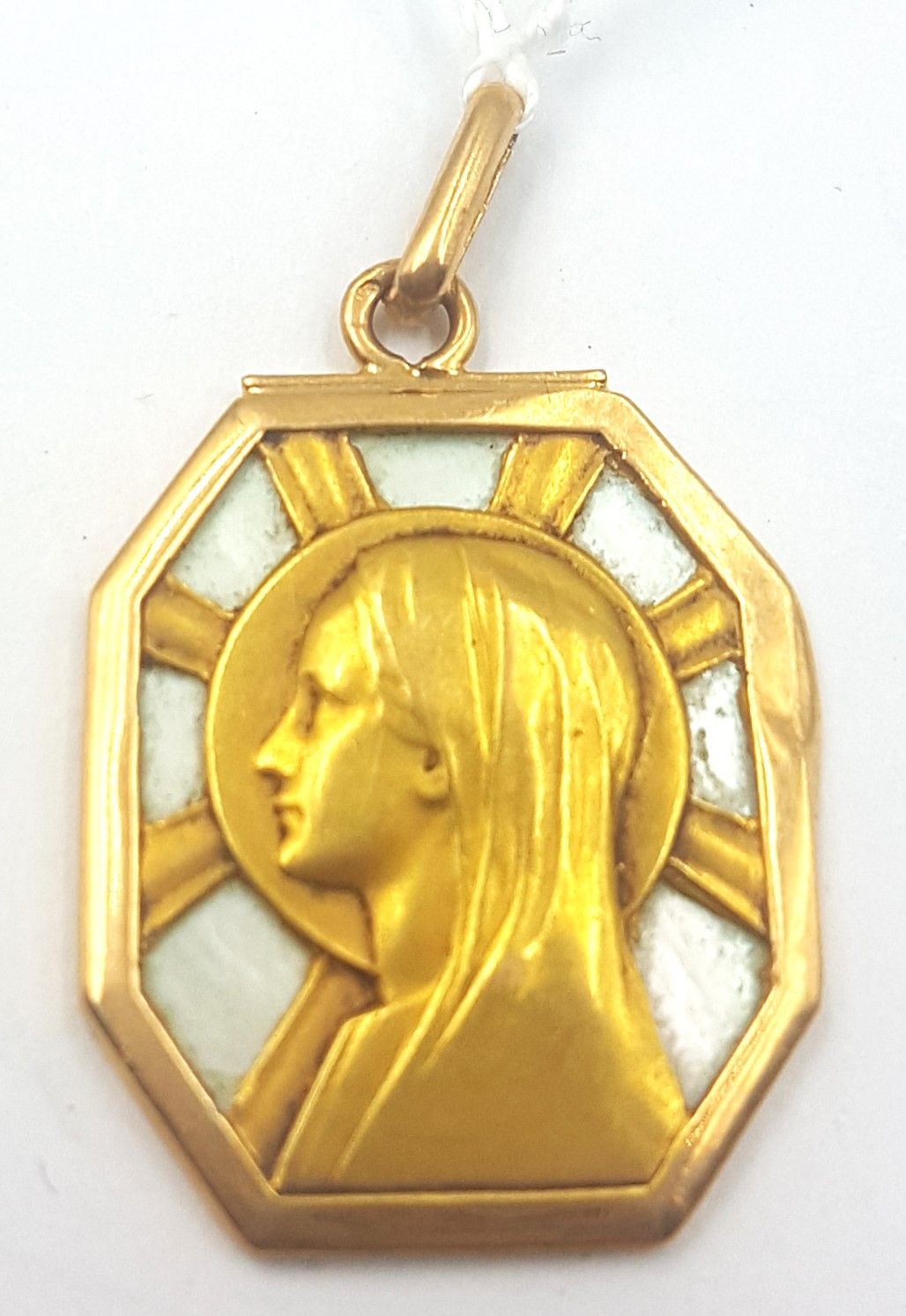 Null Médaille de baptême à l'effigie de la Vierge en or jaune 18k (750 ), sur fo&hellip;
