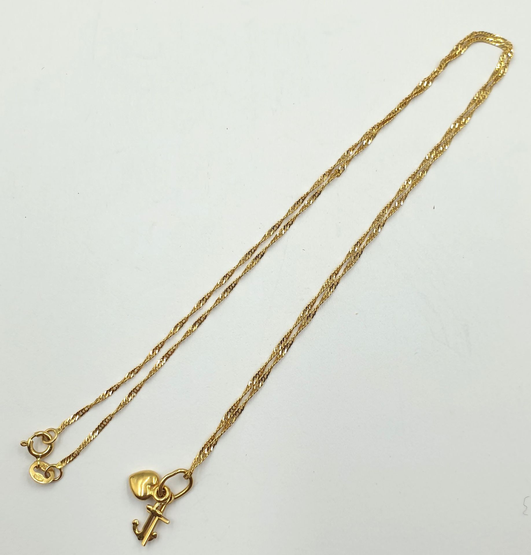 Null Chaine fine en or jaune 18k (750‰) et pendentif avec trois petites breloque&hellip;