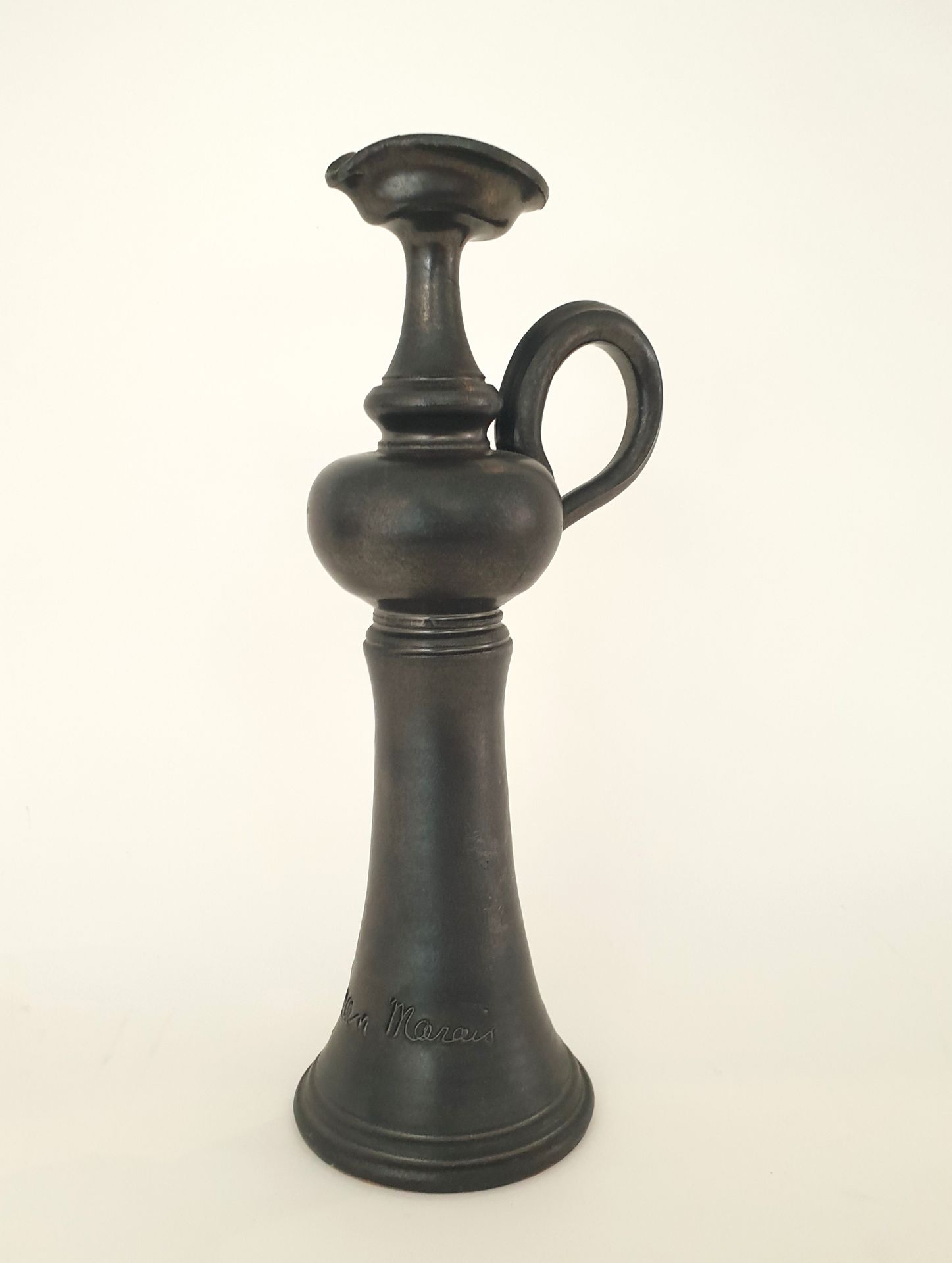Null 让-马里斯（1913-1998），黑色光泽陶瓷壶。 
底座上有签名
H.31 厘米