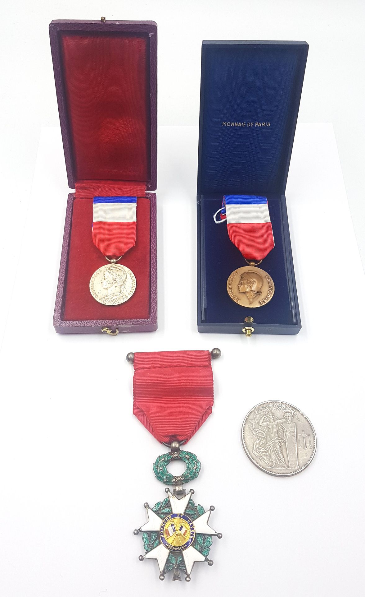 Null Deux médailles honorifiques ministère de la Défense et Ministère du Travail&hellip;