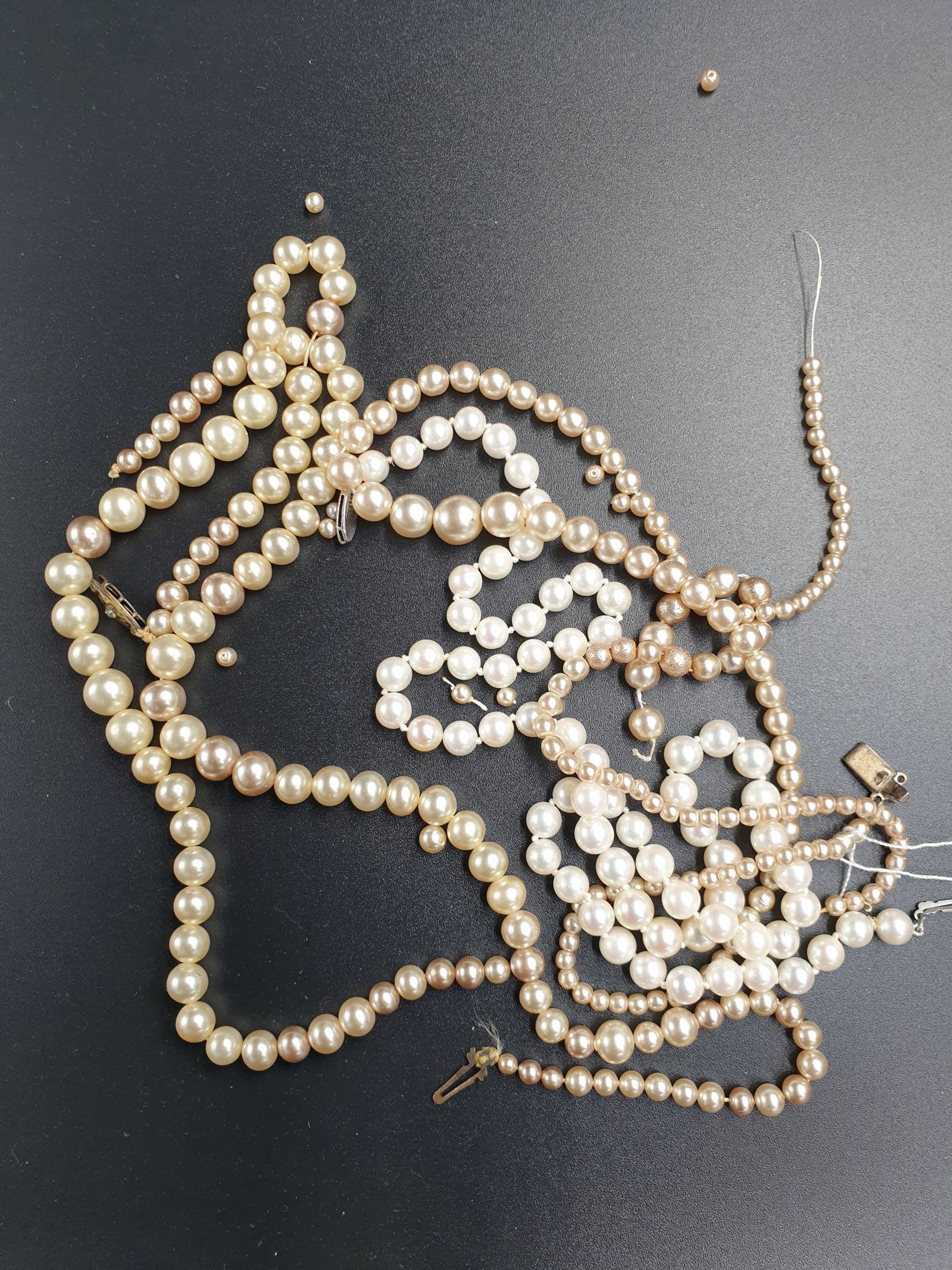 Null Lot : un collier de perles de culture et deux colliers de perles fantaisie.&hellip;