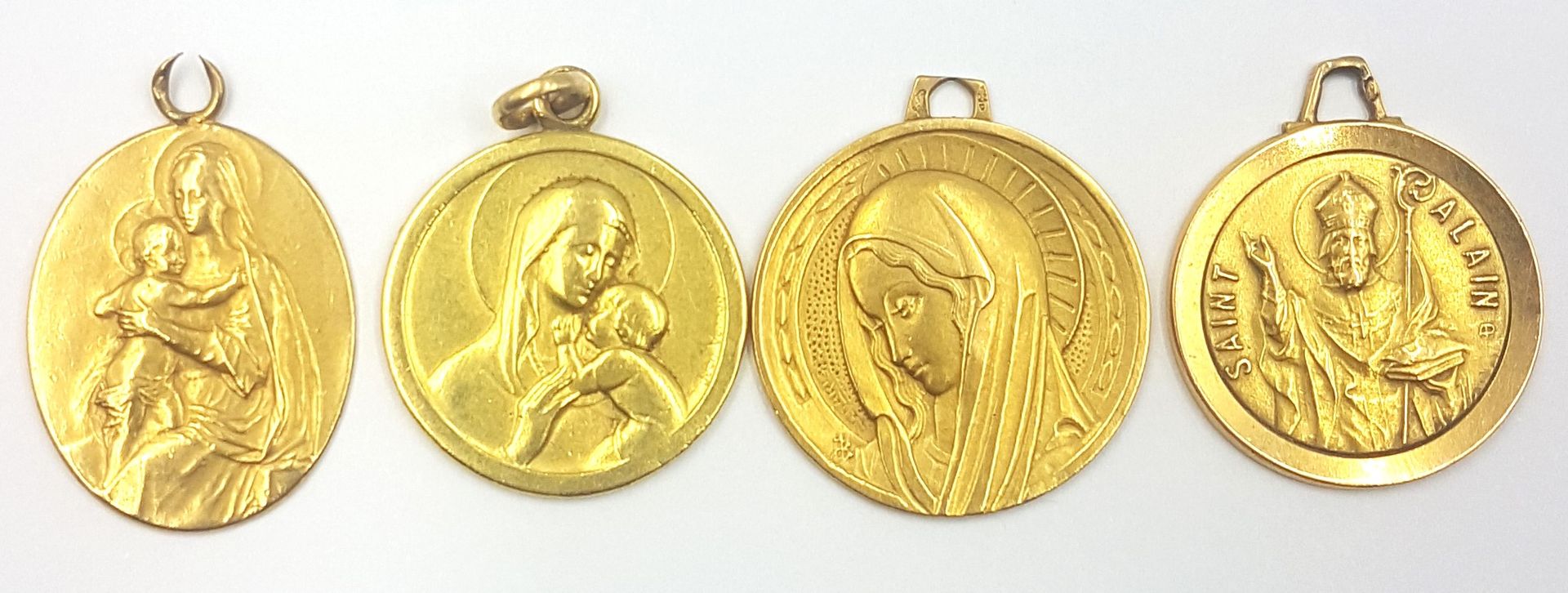 Null Lot de quatre médailles de baptême en or jaune 18k (750 ), trois à l'effigi&hellip;