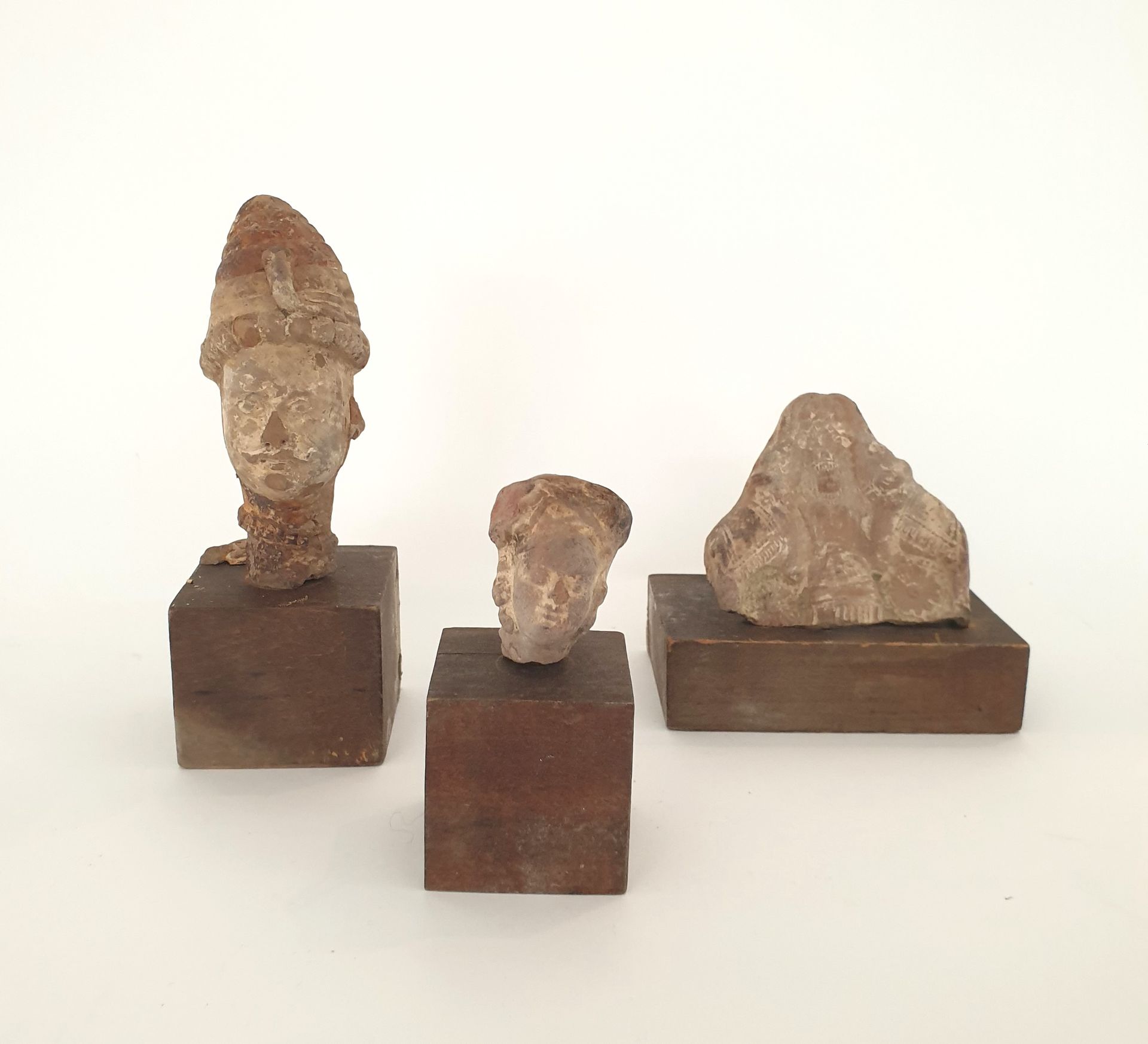 Null Trois fragments en terre cuite représentant une tête d'homme Asie du Sud Es&hellip;