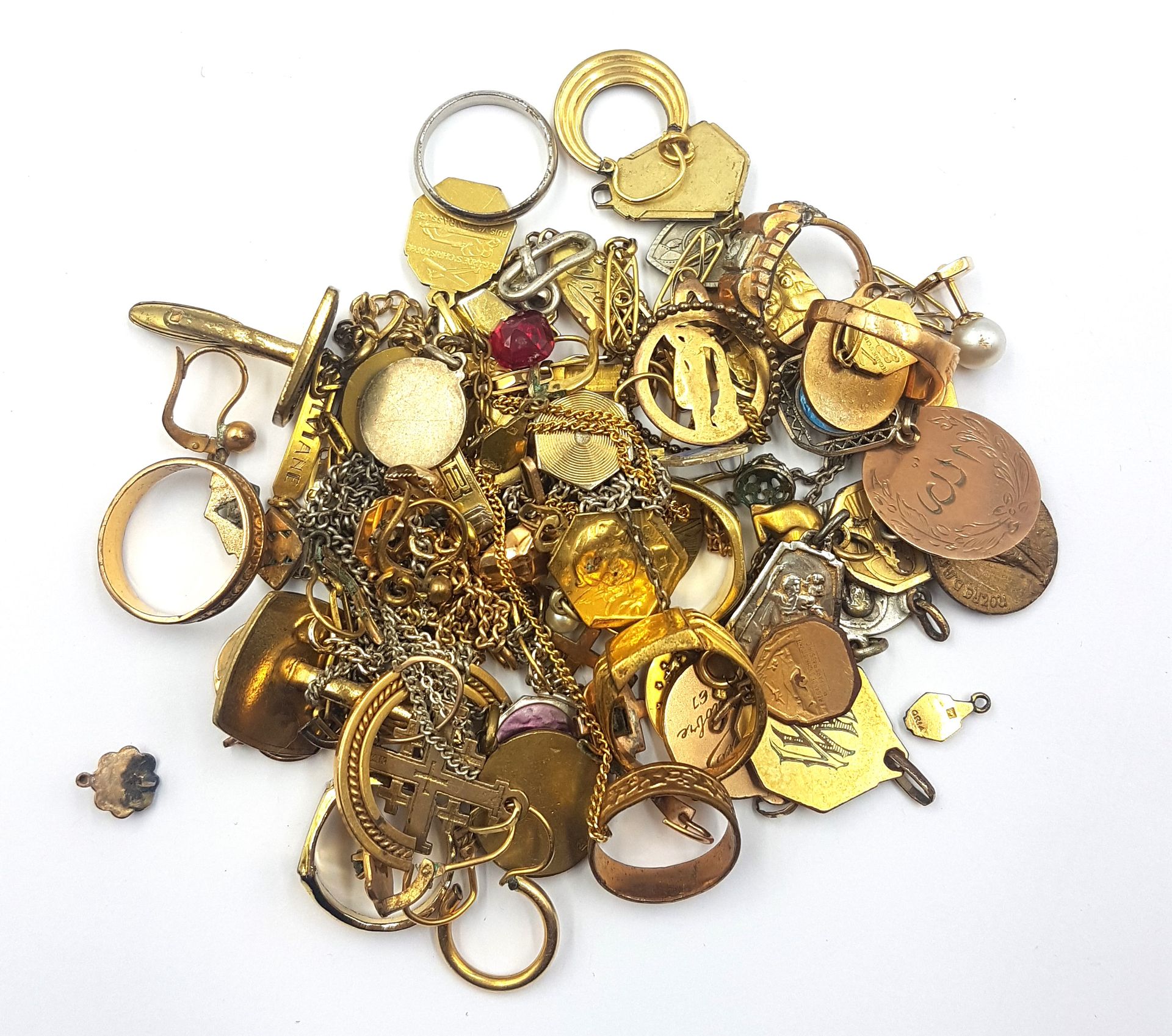 Null Lot de bijoux et débris de bijoux plaqué or en l'état