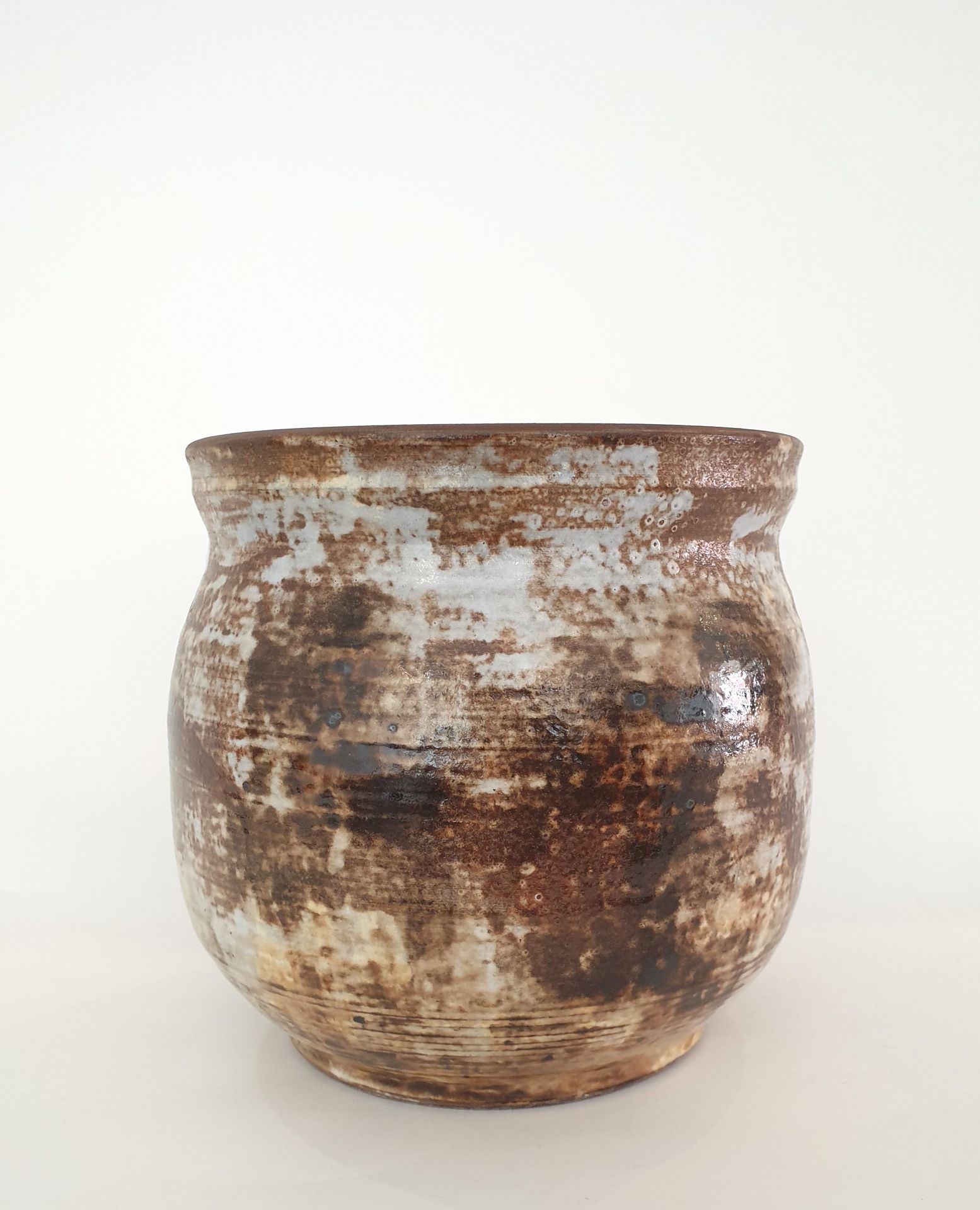 Null 亚历山大-科斯塔达（1921-2007 年），瓦卢里斯，棕色釉陶瓷大圆壶，壶颈略窄。
底座下方有 Vallauris 字样。
H.24 厘米，直径 2&hellip;