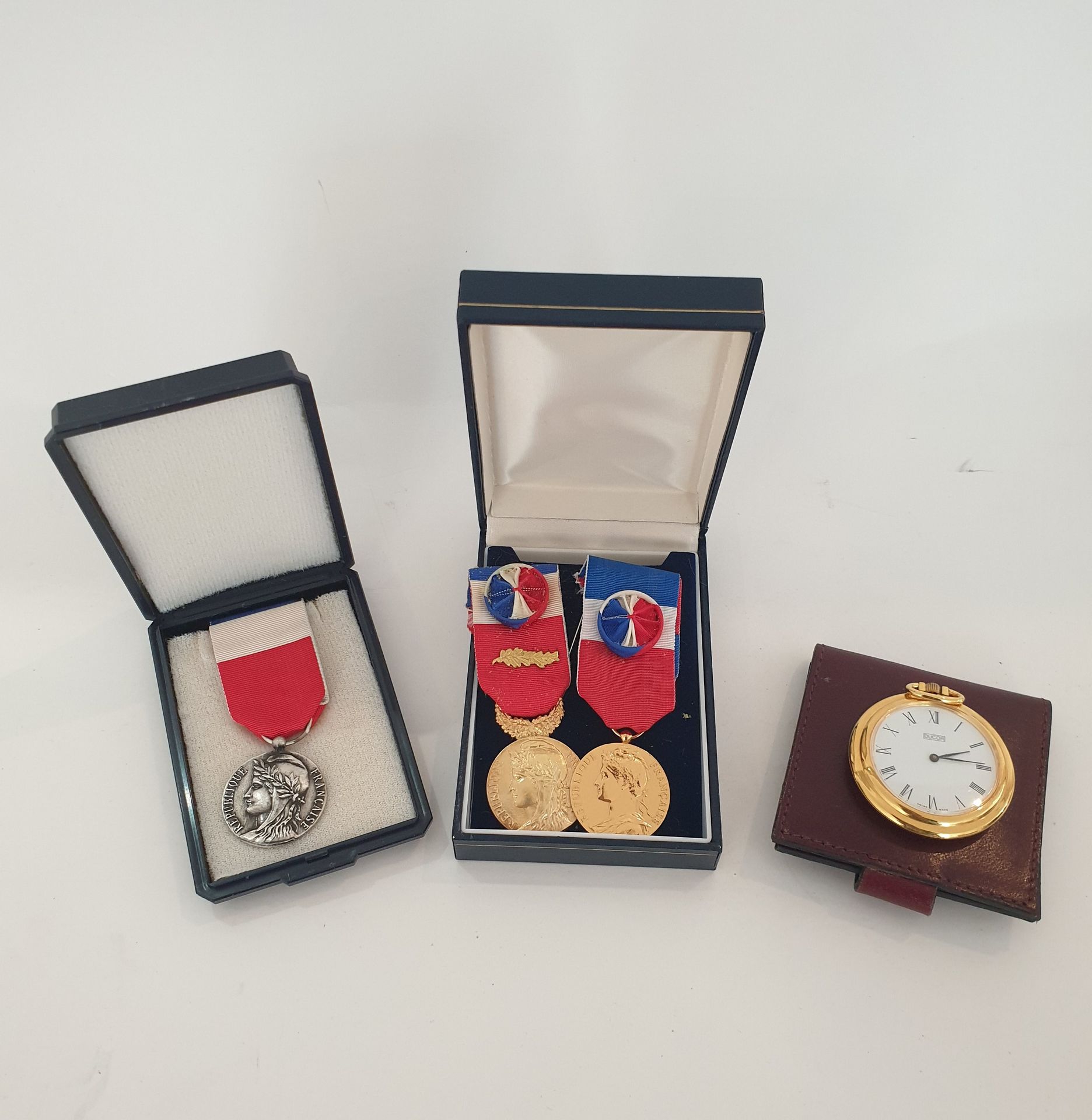 Null Lot de trois médailles du travail, deux en métal doré, une en métal argenté&hellip;