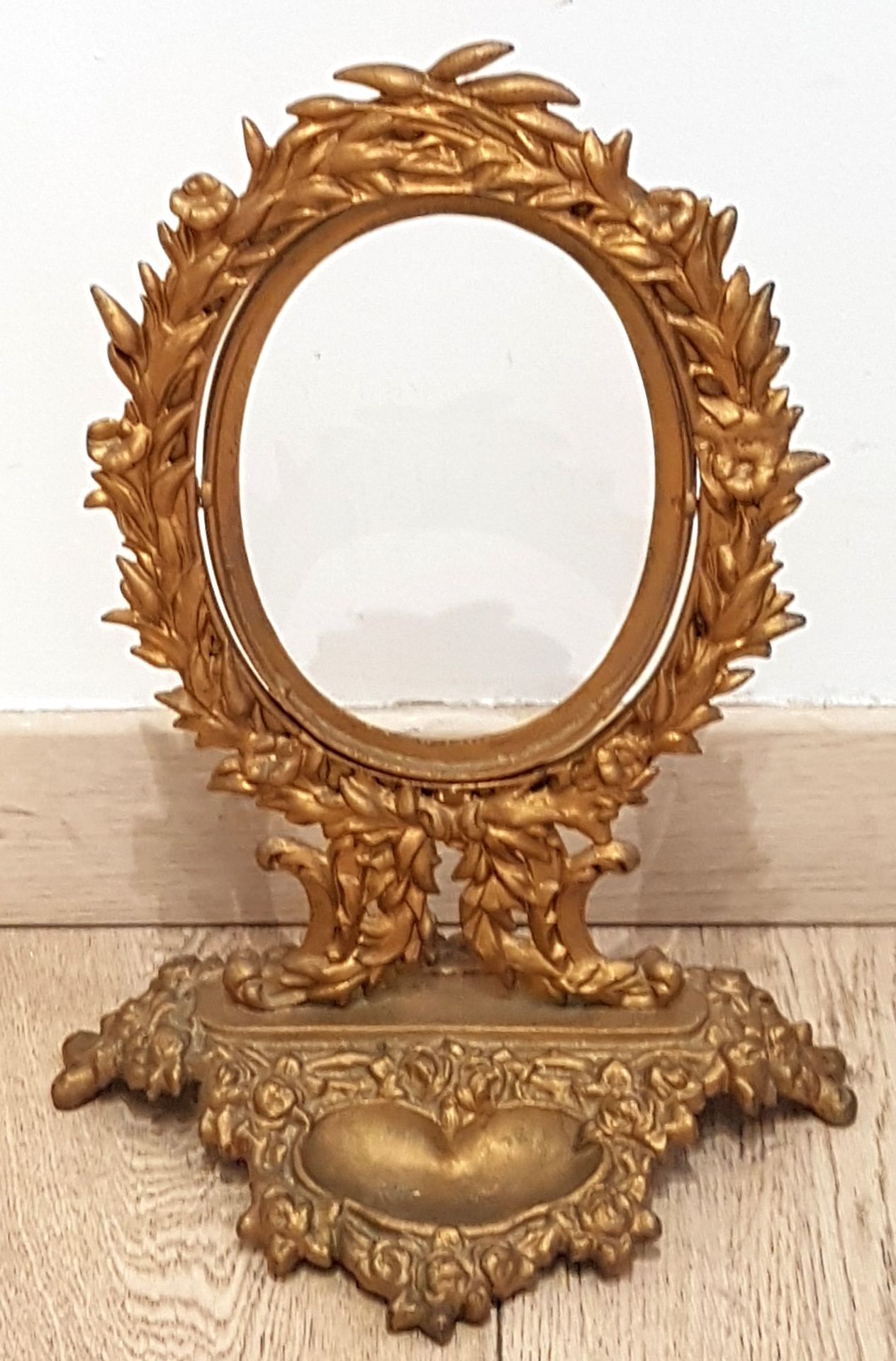 Null Ensemble d'objets décoratifs comprenant : un cadre ovale en régule doré à d&hellip;