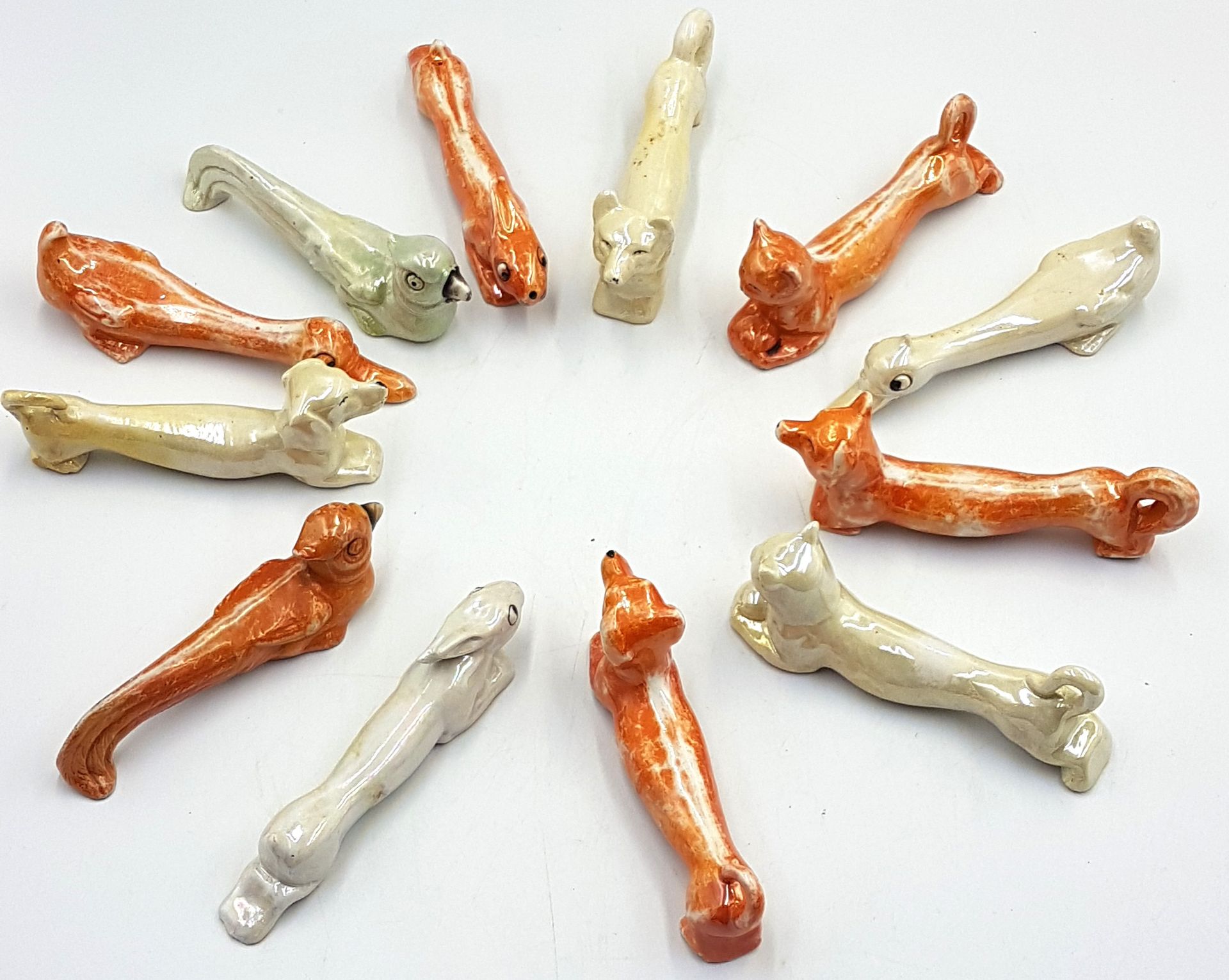 Null Douze porte-couteaux zoomorphes en faïence émaillée orange, blanc ou vert p&hellip;