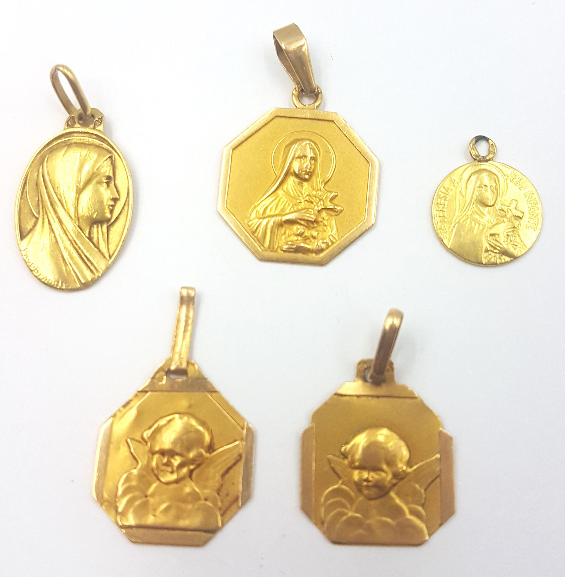 Null Lot de cinq médailles de baptême en or jaune 18k (750 ), deux à l'effigie d&hellip;