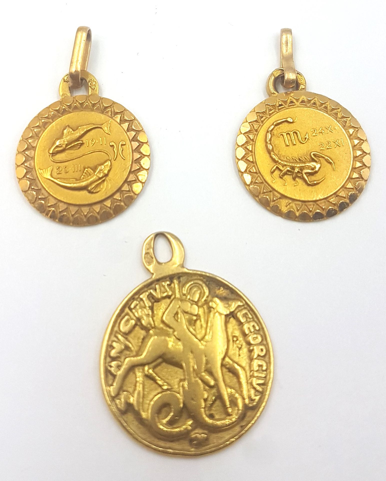 Null Lot de trois médailles en or jaune 18k (750 ) ornées de signes du zodiaque &hellip;